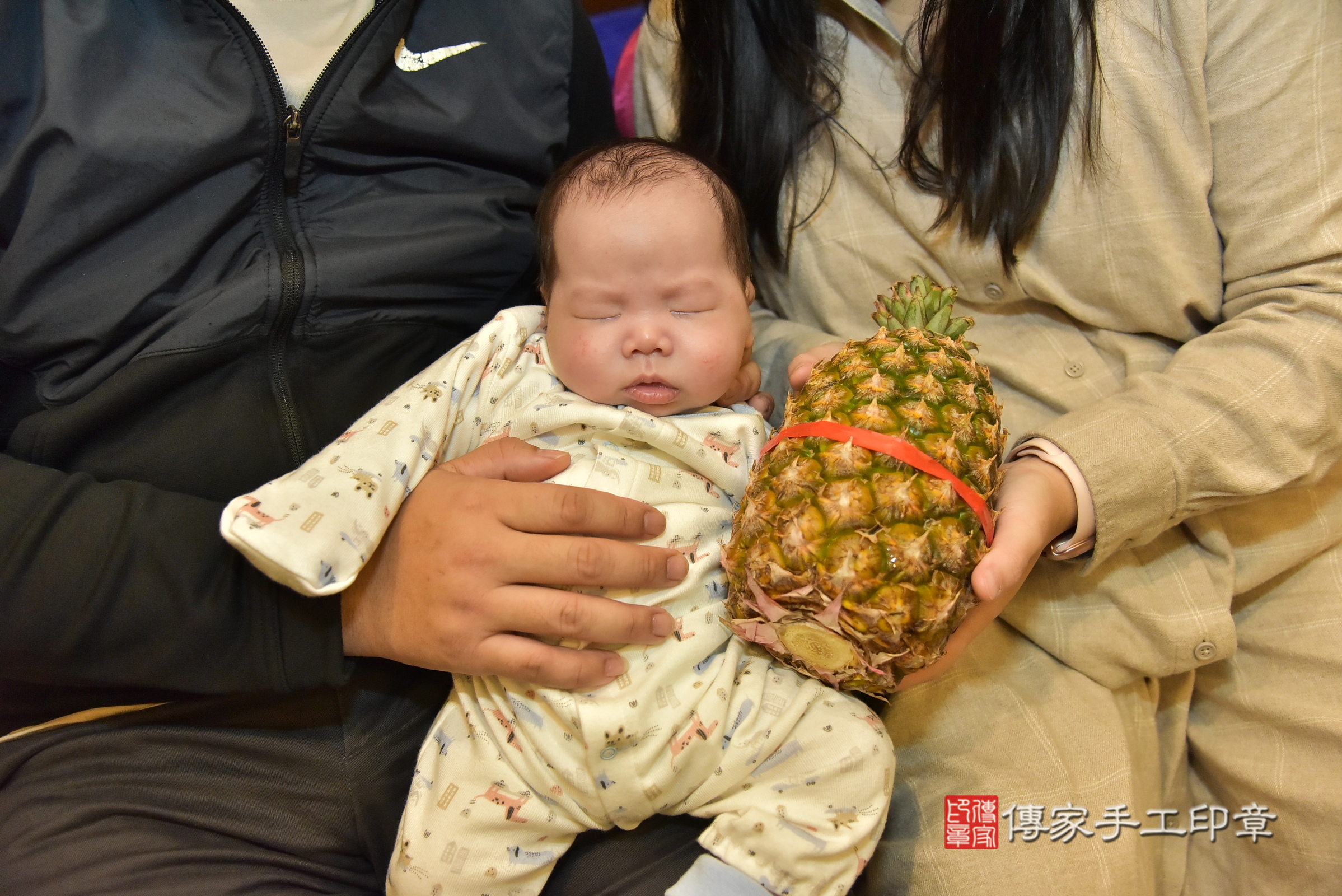 小勛寶寶(新北市林口區到府嬰兒小勛寶寶滿月剃頭理髮、到府嬰兒剃胎毛儀式吉祥話)。到府剃頭剃胎毛主持、專業拍照、證書。★購買「臍帶章、肚臍章、胎毛筆刷印章」贈送：剃頭、收涎、抓周，三選一。2025.1.11，照片14