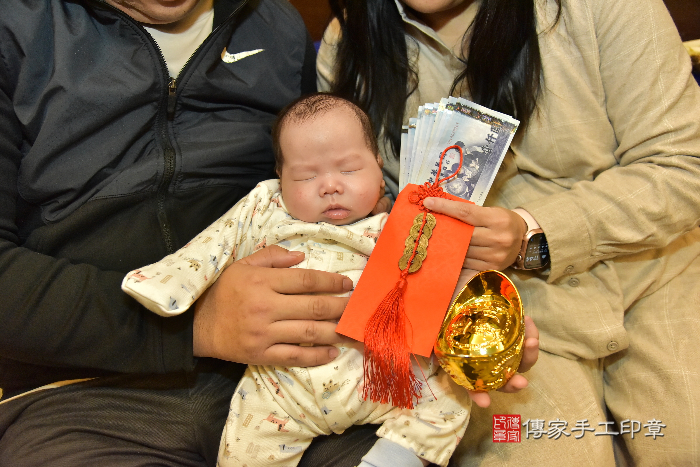 小勛寶寶(新北市林口區到府嬰兒小勛寶寶滿月剃頭理髮、到府嬰兒剃胎毛儀式吉祥話)。到府剃頭剃胎毛主持、專業拍照、證書。★購買「臍帶章、肚臍章、胎毛筆刷印章」贈送：剃頭、收涎、抓周，三選一。2025.1.11，照片18