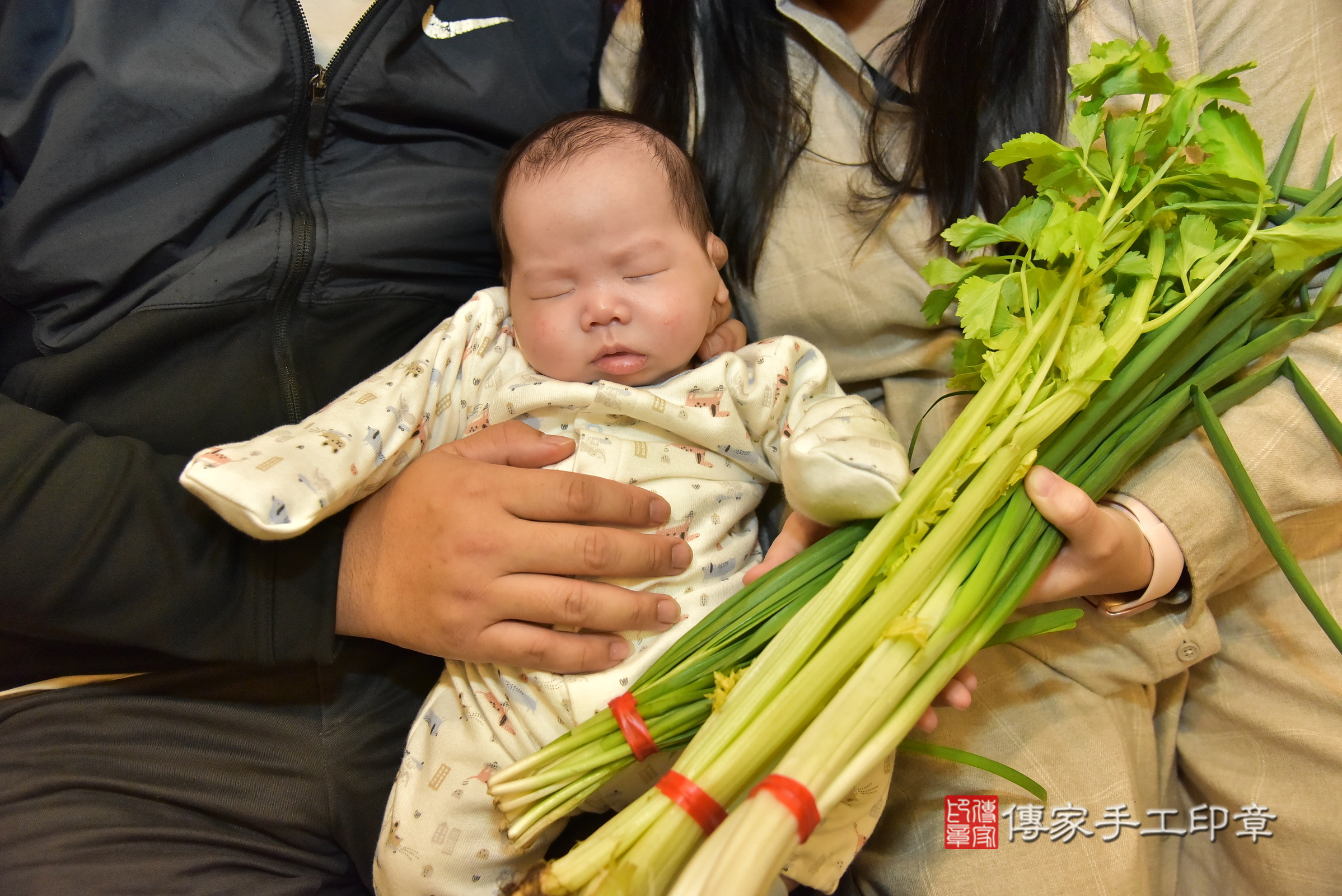 小勛寶寶(新北市林口區到府嬰兒小勛寶寶滿月剃頭理髮、到府嬰兒剃胎毛儀式吉祥話)。到府剃頭剃胎毛主持、專業拍照、證書。★購買「臍帶章、肚臍章、胎毛筆刷印章」贈送：剃頭、收涎、抓周，三選一。2025.1.11，照片16