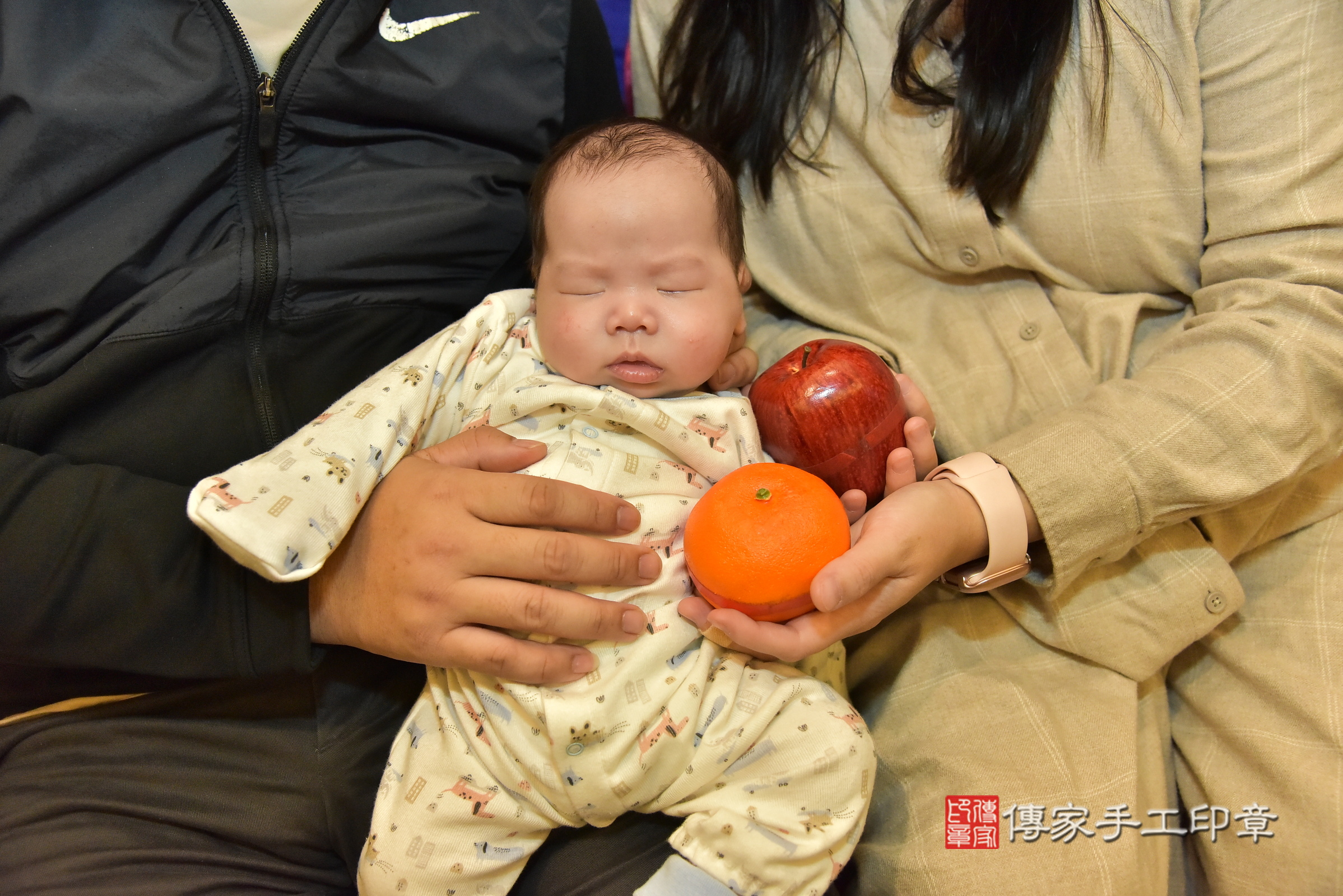 小勛寶寶(新北市林口區到府嬰兒小勛寶寶滿月剃頭理髮、到府嬰兒剃胎毛儀式吉祥話)。到府剃頭剃胎毛主持、專業拍照、證書。★購買「臍帶章、肚臍章、胎毛筆刷印章」贈送：剃頭、收涎、抓周，三選一。2025.1.11，照片10