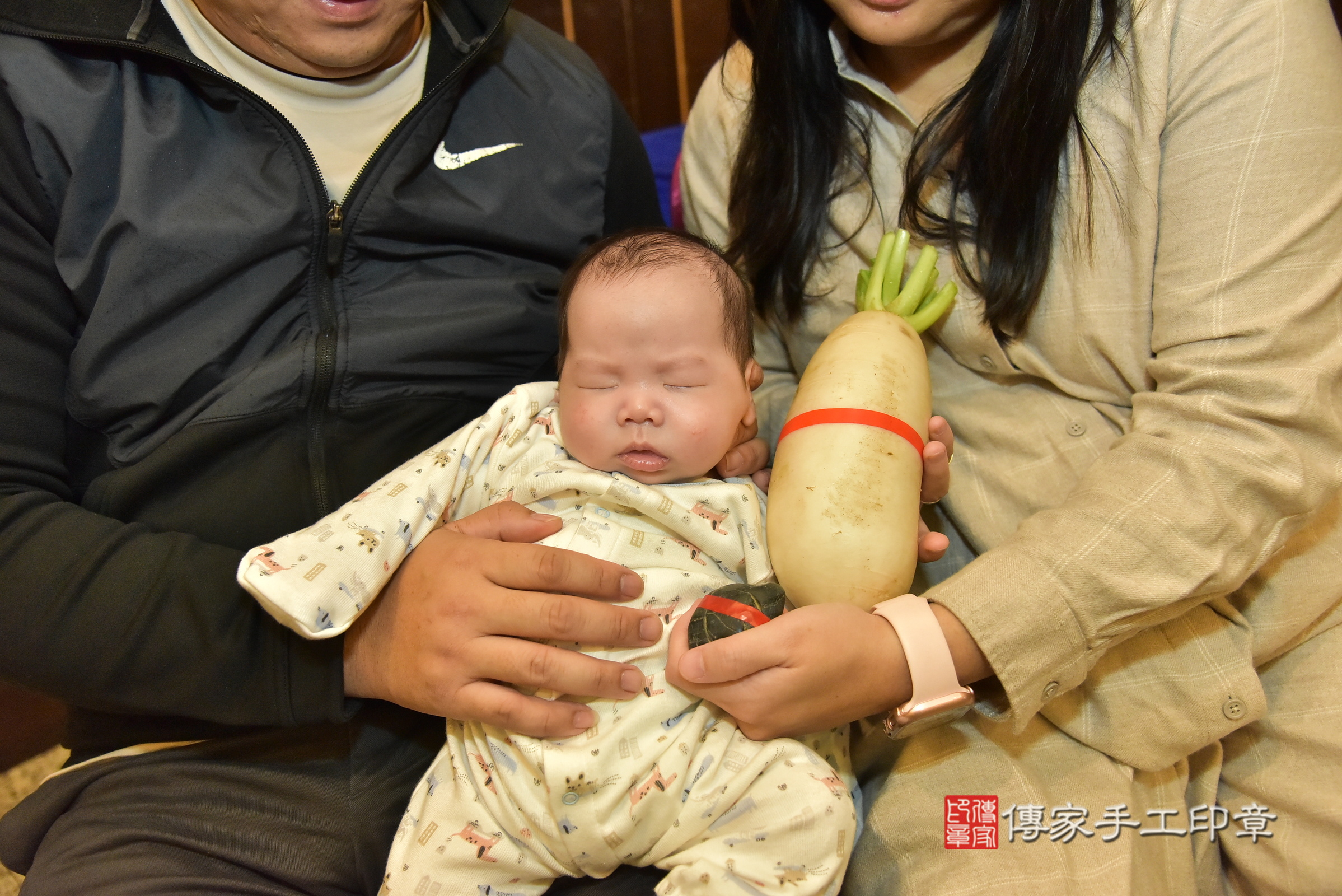 小勛寶寶(新北市林口區到府嬰兒小勛寶寶滿月剃頭理髮、到府嬰兒剃胎毛儀式吉祥話)。到府剃頭剃胎毛主持、專業拍照、證書。★購買「臍帶章、肚臍章、胎毛筆刷印章」贈送：剃頭、收涎、抓周，三選一。2025.1.11，照片12