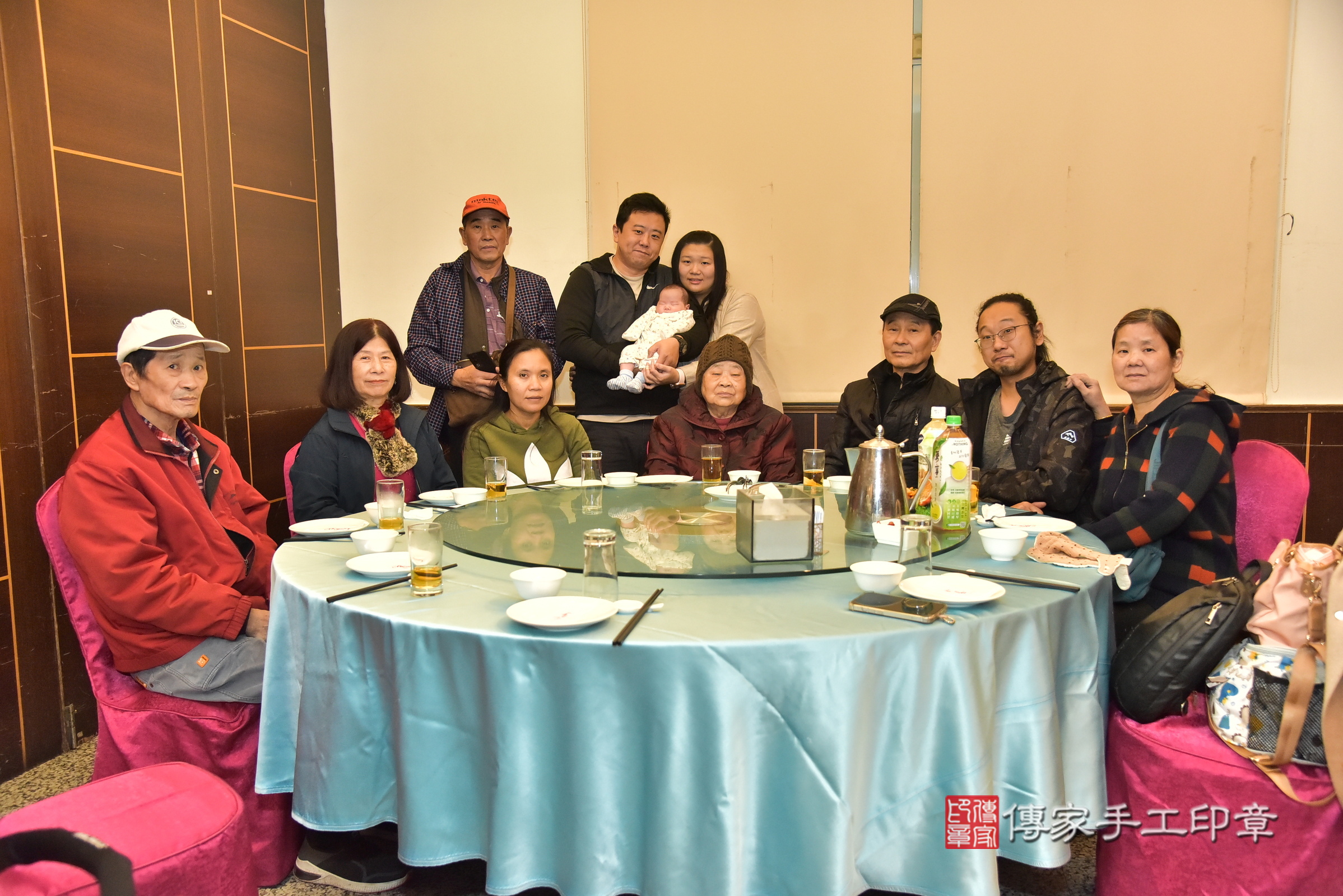小勛寶寶(新北市林口區到府嬰兒小勛寶寶滿月剃頭理髮、到府嬰兒剃胎毛儀式吉祥話)。到府剃頭剃胎毛主持、專業拍照、證書。★購買「臍帶章、肚臍章、胎毛筆刷印章」贈送：剃頭、收涎、抓周，三選一。2025.1.11，照片3