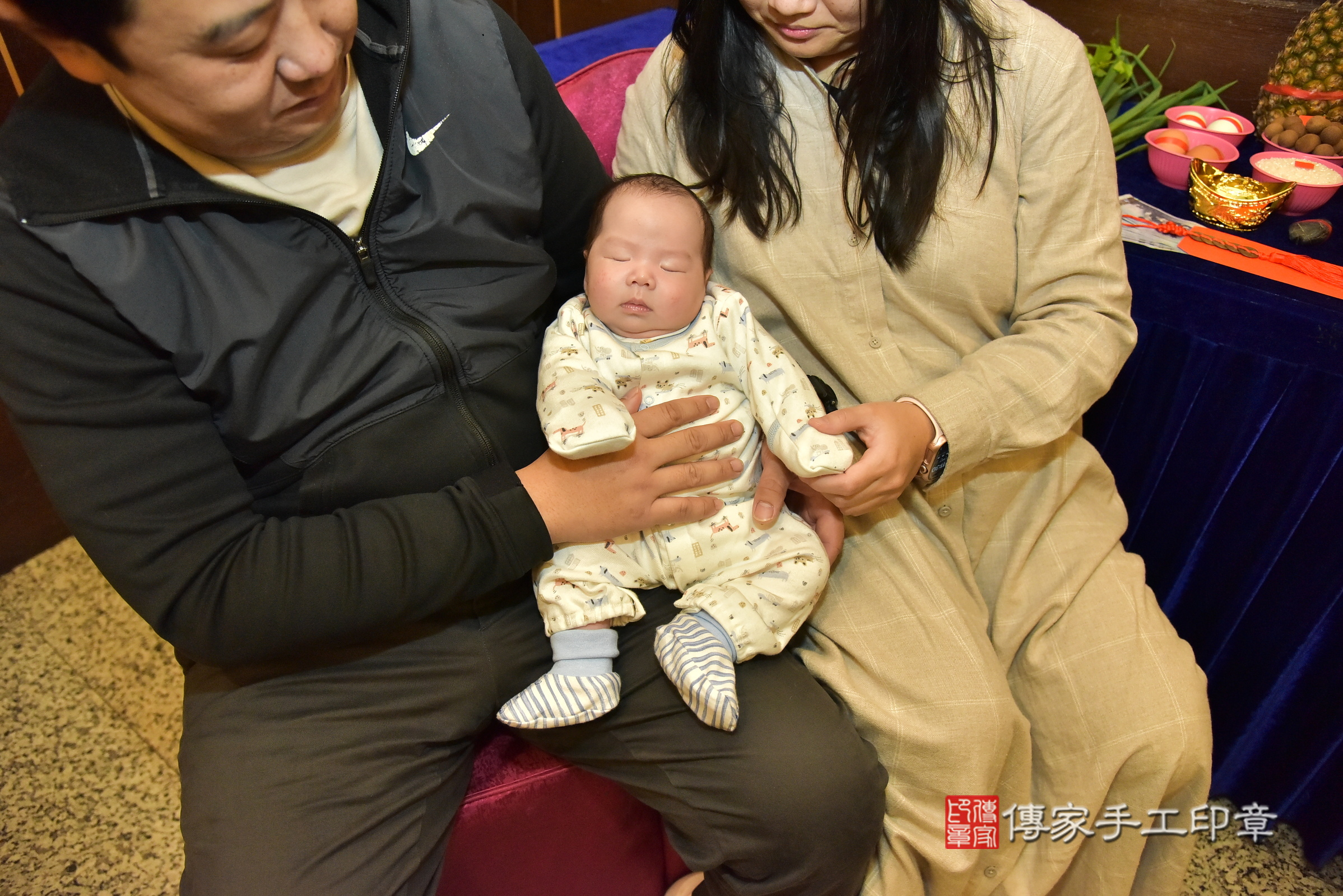 小勛寶寶(新北市林口區到府嬰兒小勛寶寶滿月剃頭理髮、到府嬰兒剃胎毛儀式吉祥話)。到府剃頭剃胎毛主持、專業拍照、證書。★購買「臍帶章、肚臍章、胎毛筆刷印章」贈送：剃頭、收涎、抓周，三選一。2025.1.11，照片2