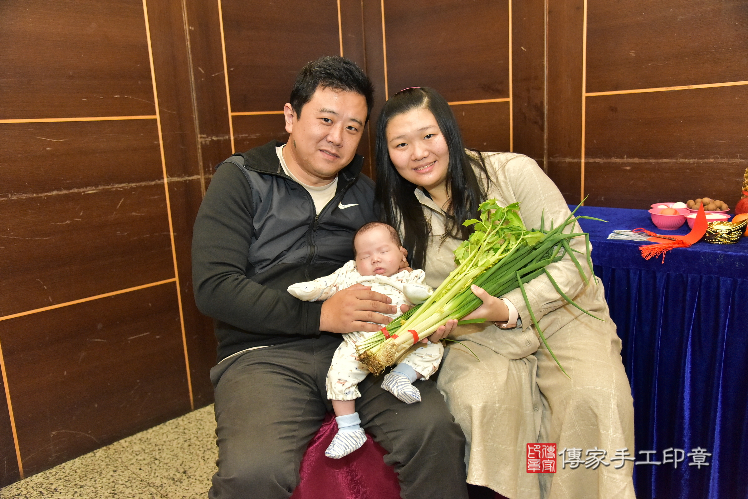 小勛寶寶(新北市林口區到府嬰兒小勛寶寶滿月剃頭理髮、到府嬰兒剃胎毛儀式吉祥話)。到府剃頭剃胎毛主持、專業拍照、證書。★購買「臍帶章、肚臍章、胎毛筆刷印章」贈送：剃頭、收涎、抓周，三選一。2025.1.11，照片15