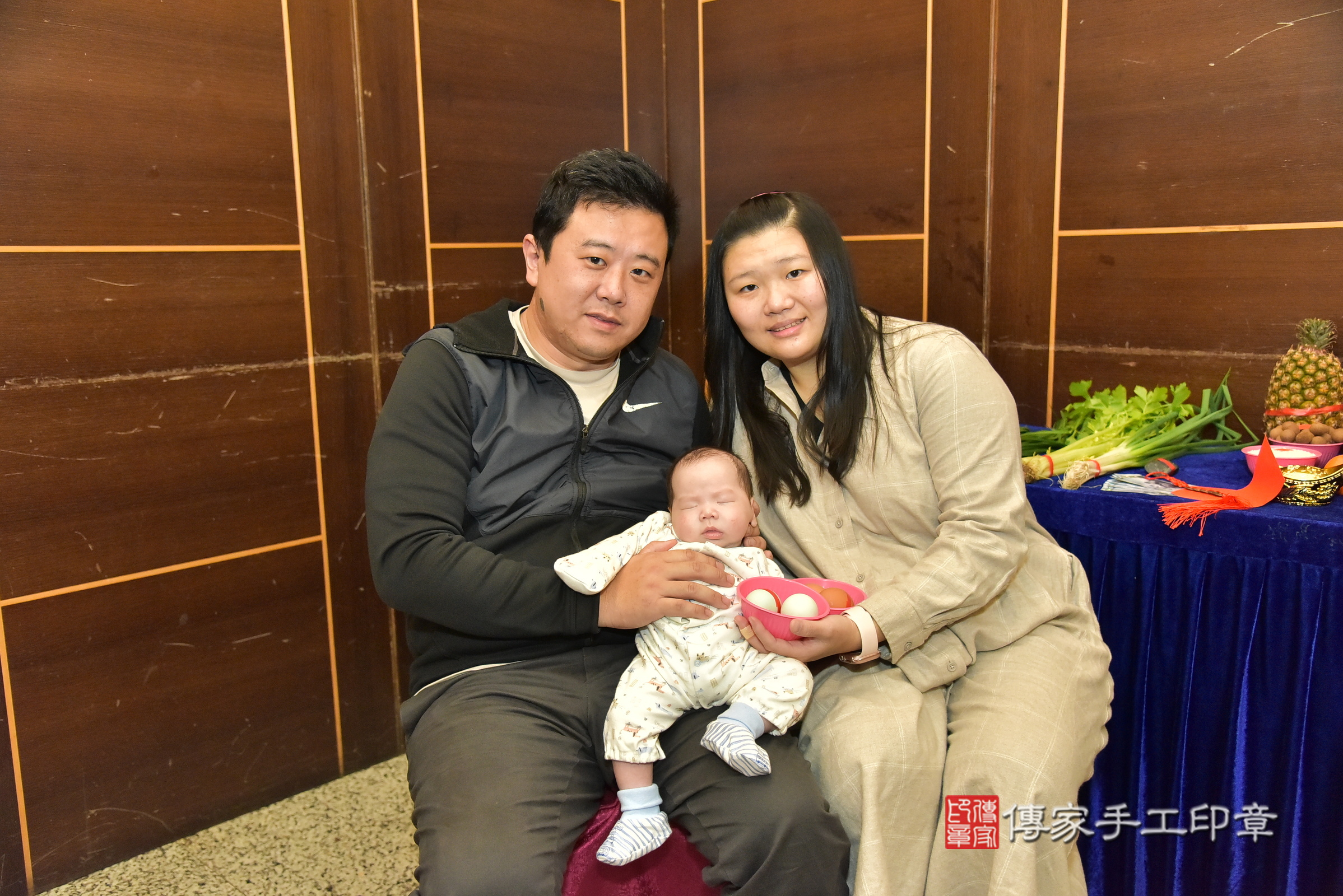 小勛寶寶(新北市林口區到府嬰兒小勛寶寶滿月剃頭理髮、到府嬰兒剃胎毛儀式吉祥話)。到府剃頭剃胎毛主持、專業拍照、證書。★購買「臍帶章、肚臍章、胎毛筆刷印章」贈送：剃頭、收涎、抓周，三選一。2025.1.11，照片5