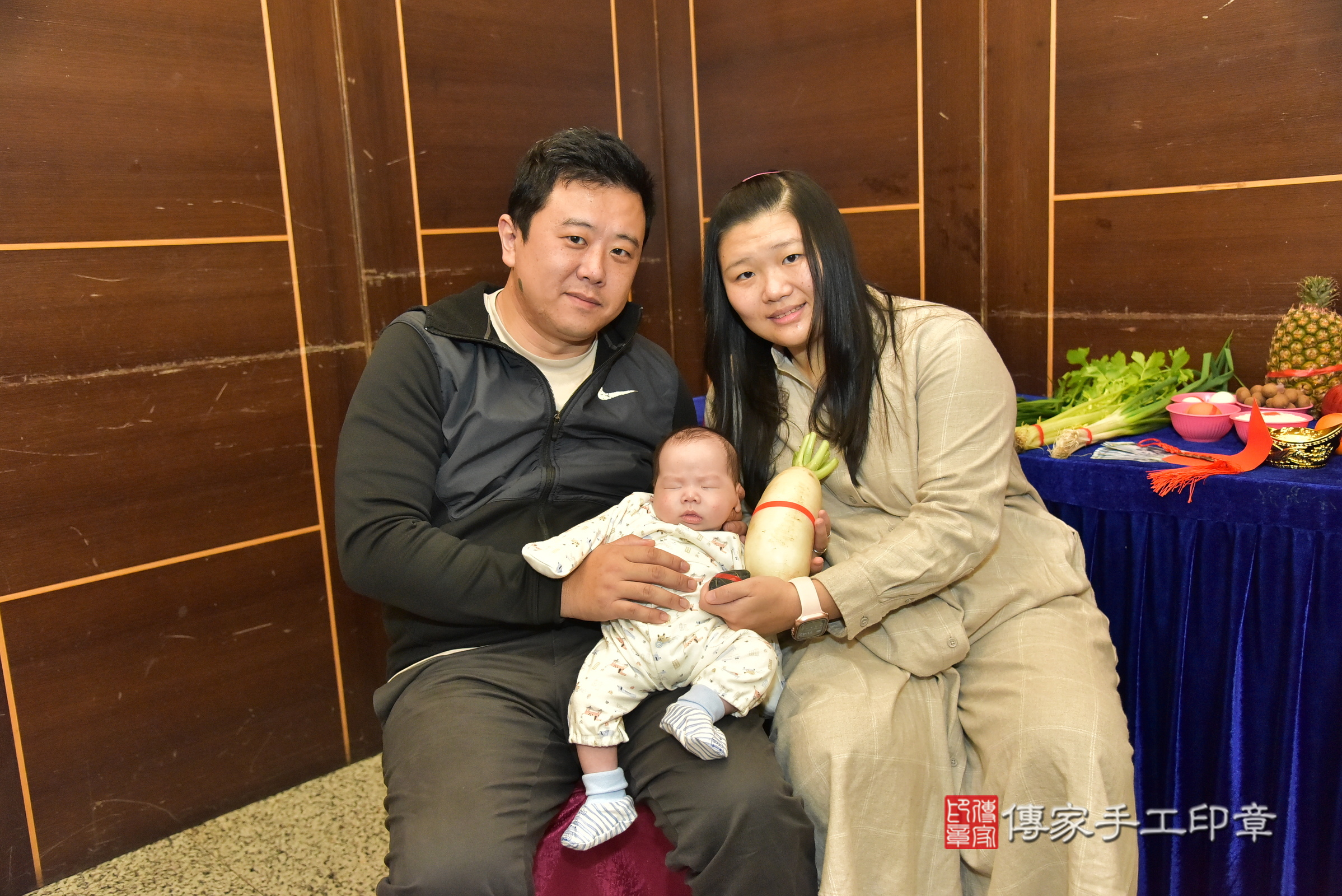 小勛寶寶(新北市林口區到府嬰兒小勛寶寶滿月剃頭理髮、到府嬰兒剃胎毛儀式吉祥話)。到府剃頭剃胎毛主持、專業拍照、證書。★購買「臍帶章、肚臍章、胎毛筆刷印章」贈送：剃頭、收涎、抓周，三選一。2025.1.11，照片11