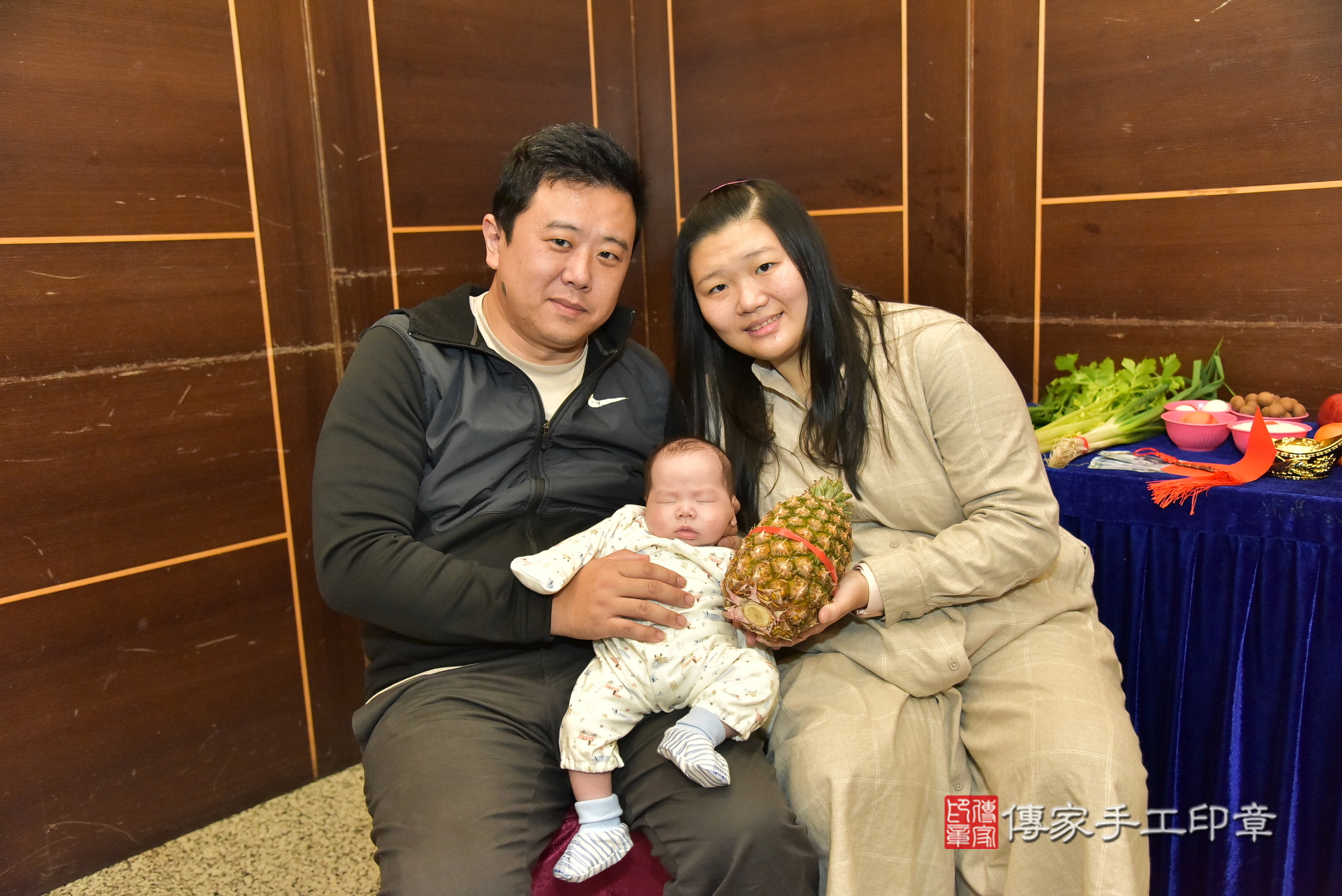 小勛寶寶(新北市林口區到府嬰兒小勛寶寶滿月剃頭理髮、到府嬰兒剃胎毛儀式吉祥話)。到府剃頭剃胎毛主持、專業拍照、證書。★購買「臍帶章、肚臍章、胎毛筆刷印章」贈送：剃頭、收涎、抓周，三選一。2025.1.11，照片13