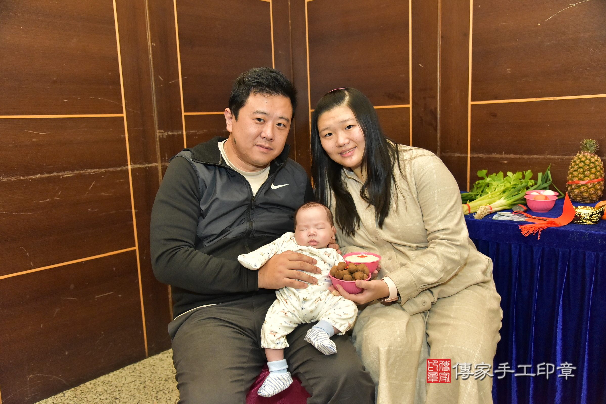 小勛寶寶(新北市林口區到府嬰兒小勛寶寶滿月剃頭理髮、到府嬰兒剃胎毛儀式吉祥話)。到府剃頭剃胎毛主持、專業拍照、證書。★購買「臍帶章、肚臍章、胎毛筆刷印章」贈送：剃頭、收涎、抓周，三選一。2025.1.11，照片7