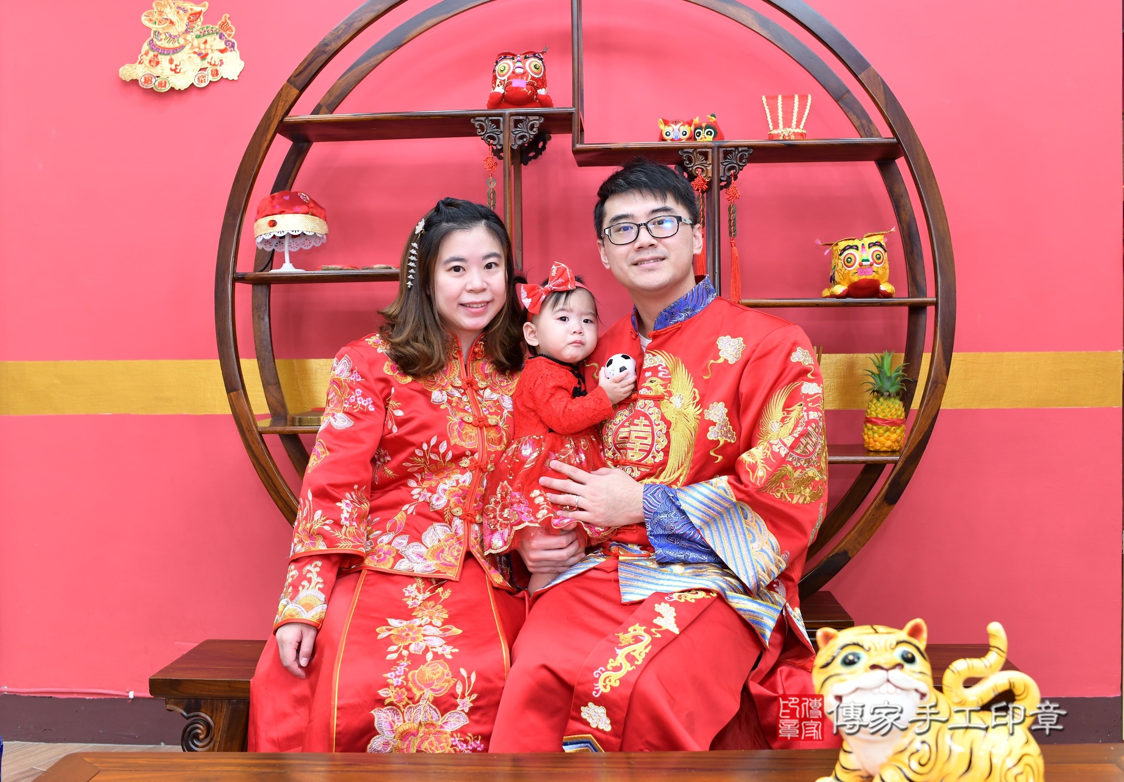 新北市永和區錡錡寶寶抓周推薦：傳家新北店抓周度脺中國風會場，嬰兒古禮抓周流程儀式吉祥話、抓周道具物品24種、拍照。抓周證書。2024.12.7，照片2