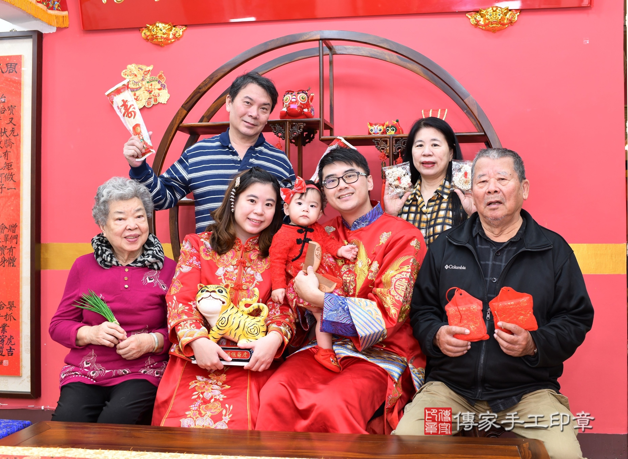 新北市永和區錡錡寶寶抓周推薦：傳家新北店抓周度脺中國風會場，嬰兒古禮抓周流程儀式吉祥話、抓周道具物品24種、拍照。抓周證書。2024.12.7，照片12