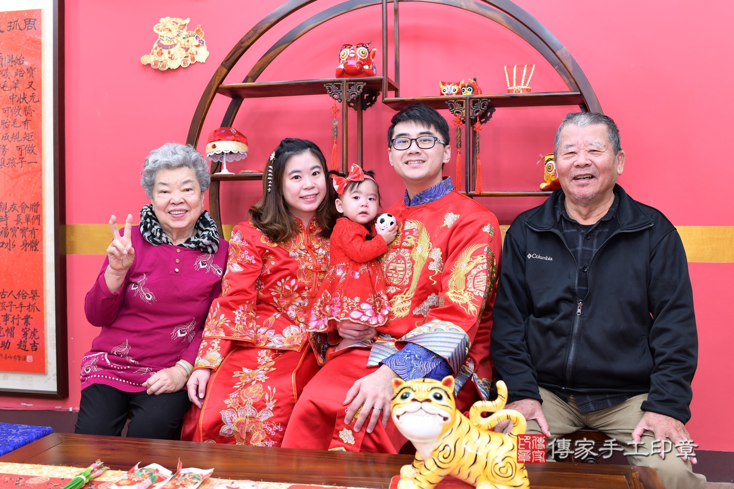 新北市永和區錡錡寶寶抓周推薦：傳家新北店抓周度脺中國風會場，嬰兒古禮抓周流程儀式吉祥話、抓周道具物品24種、拍照。抓周證書。2024.12.7，照片3