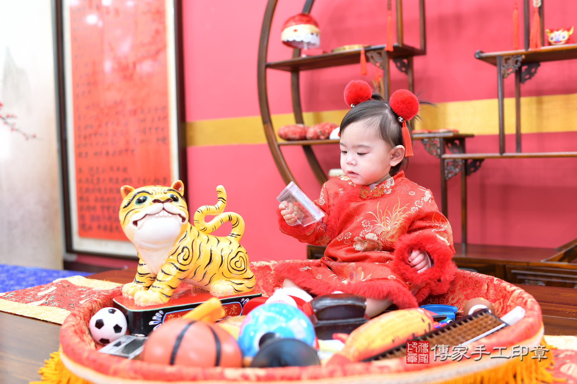 新北市永和區錡錡寶寶抓周推薦：傳家新北店抓周度脺中國風會場，嬰兒古禮抓周流程儀式吉祥話、抓周道具物品24種、拍照。抓周證書。2024.12.7，照片9