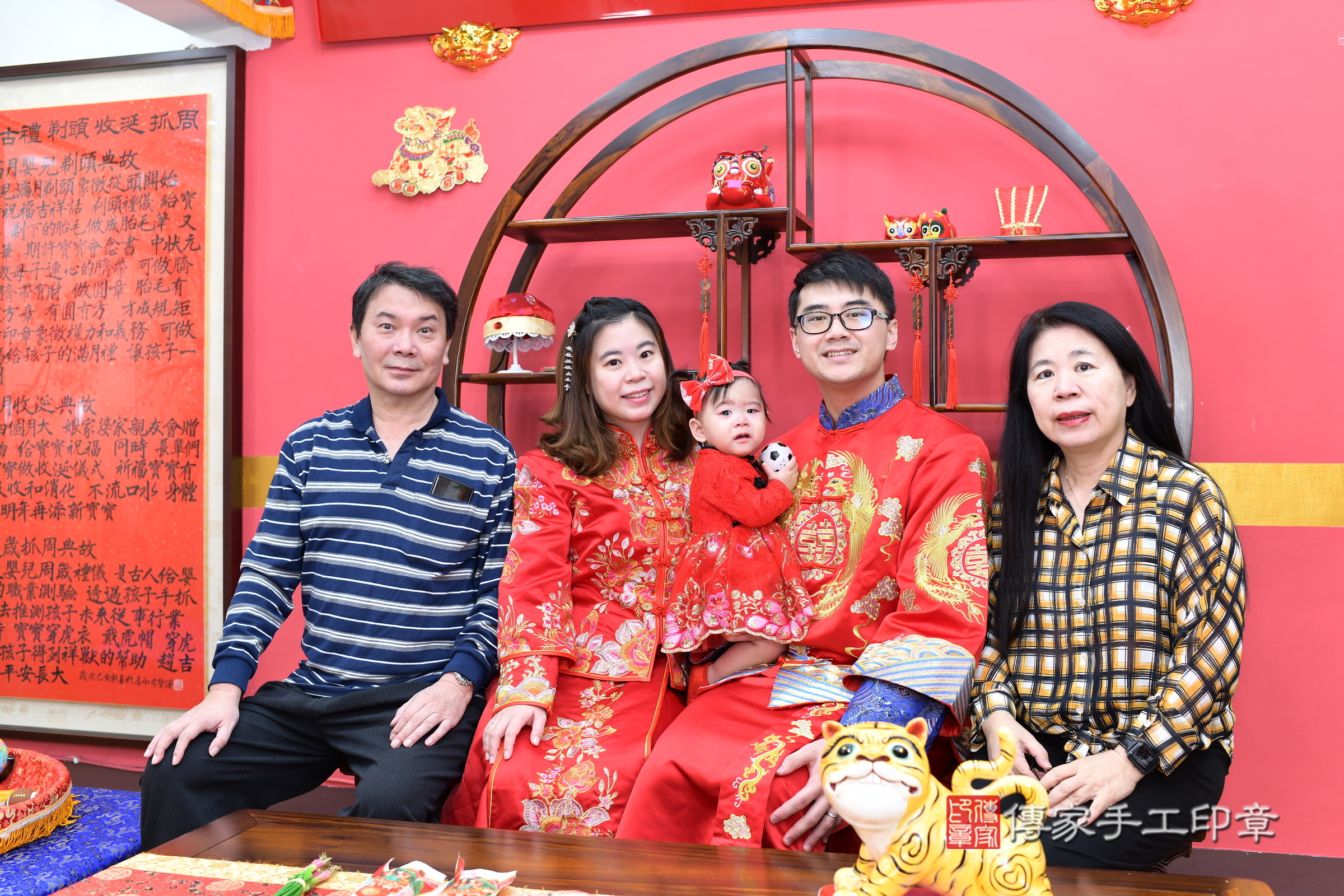 新北市永和區錡錡寶寶抓周推薦：傳家新北店抓周度脺中國風會場，嬰兒古禮抓周流程儀式吉祥話、抓周道具物品24種、拍照。抓周證書。2024.12.7，照片4