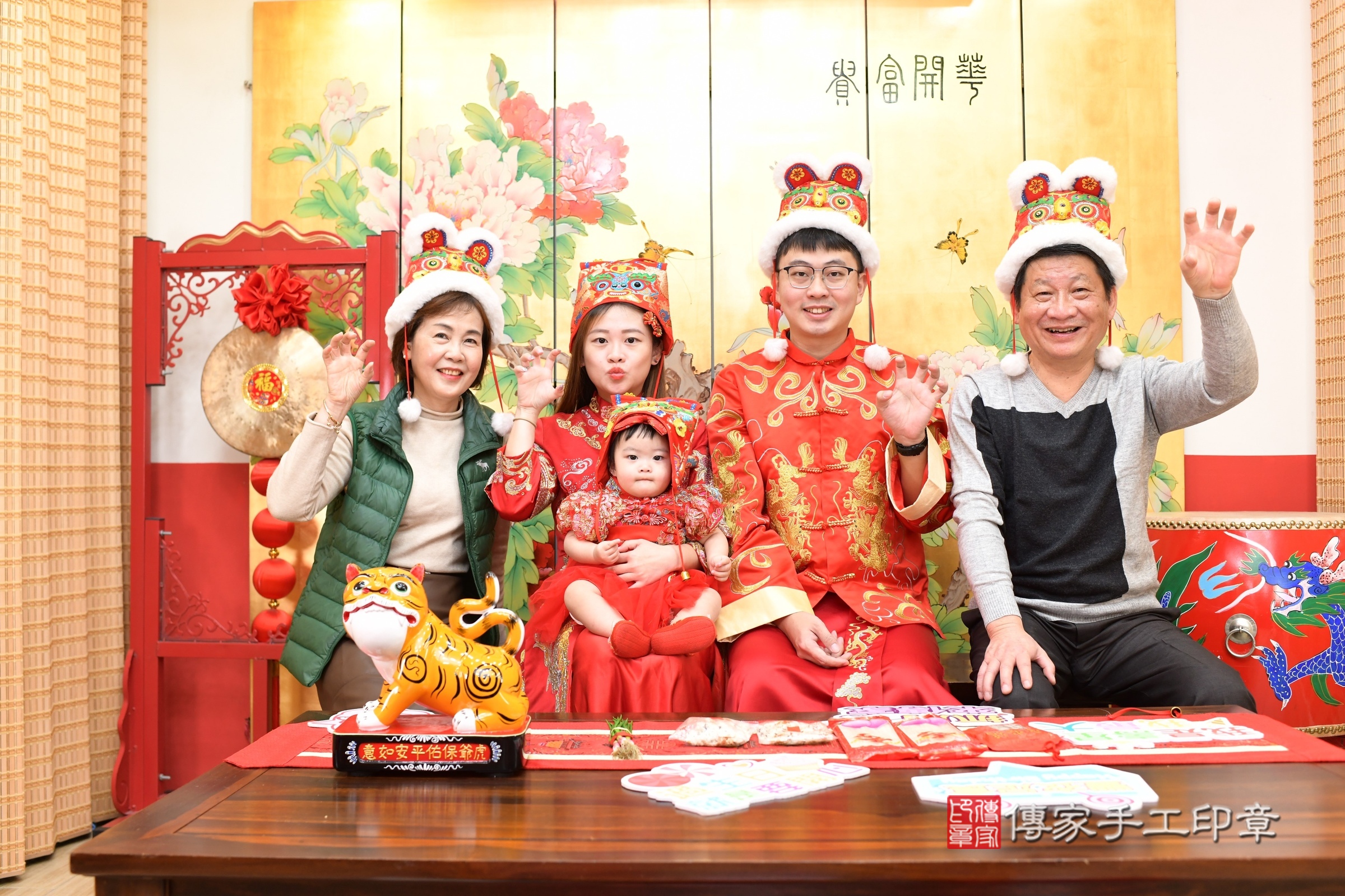 新北市永和區靚靚寶寶抓周推薦：傳家新北店抓周度脺中國風會場，嬰兒古禮抓周流程儀式吉祥話、抓周道具物品24種、拍照。抓周證書。2025.1.5，照片4