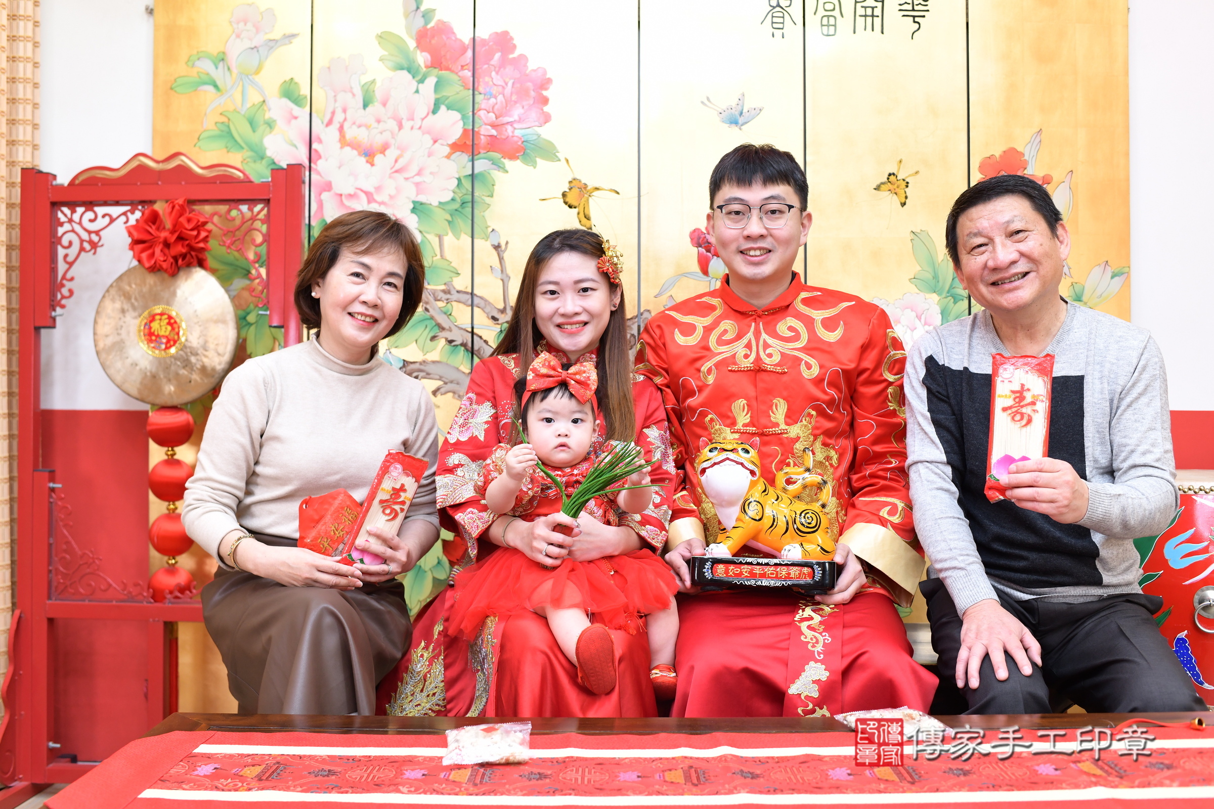 新北市永和區靚靚寶寶抓周推薦：傳家新北店抓周度脺中國風會場，嬰兒古禮抓周流程儀式吉祥話、抓周道具物品24種、拍照。抓周證書。2025.1.5，照片15
