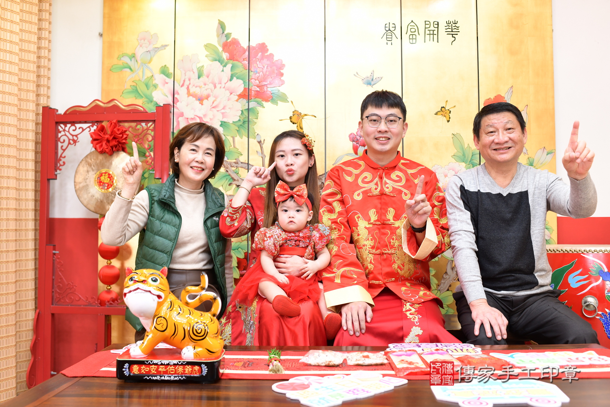 新北市永和區靚靚寶寶抓周推薦：傳家新北店抓周度脺中國風會場，嬰兒古禮抓周流程儀式吉祥話、抓周道具物品24種、拍照。抓周證書。2025.1.5，照片5