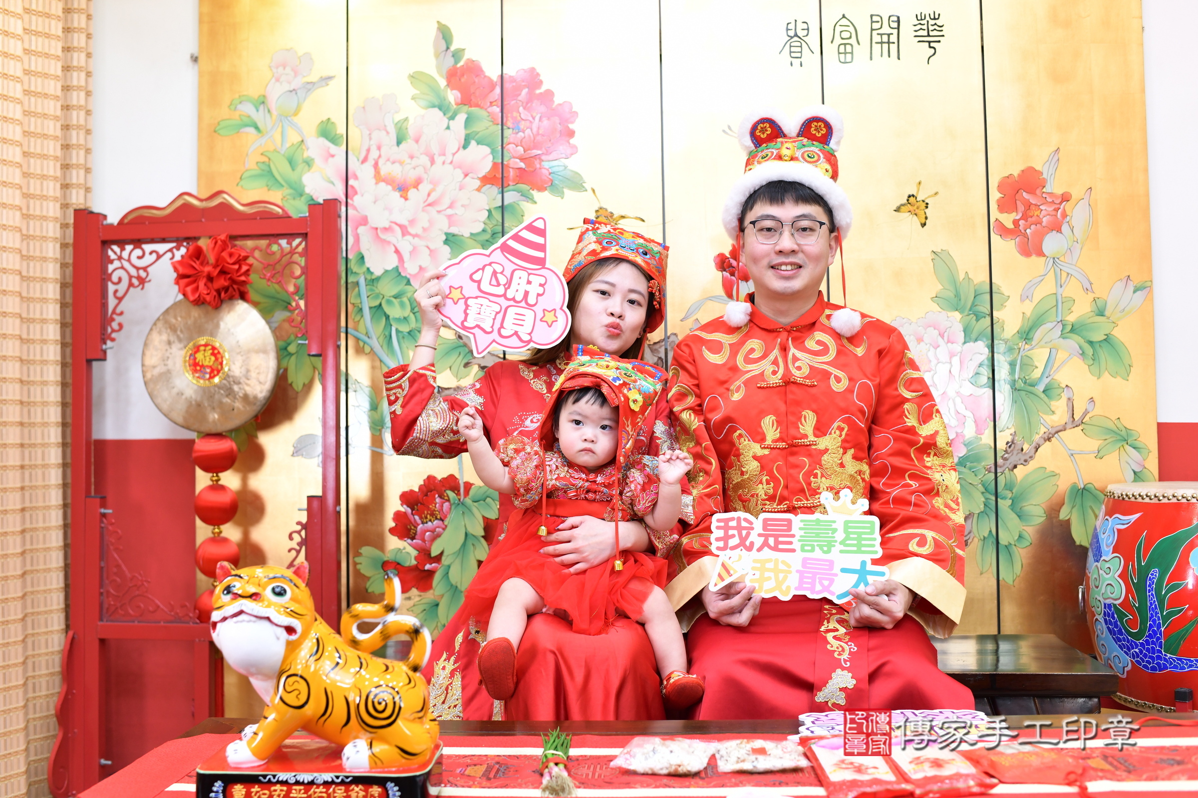 新北市永和區靚靚寶寶抓周推薦：傳家新北店抓周度脺中國風會場，嬰兒古禮抓周流程儀式吉祥話、抓周道具物品24種、拍照。抓周證書。2025.1.5，照片3