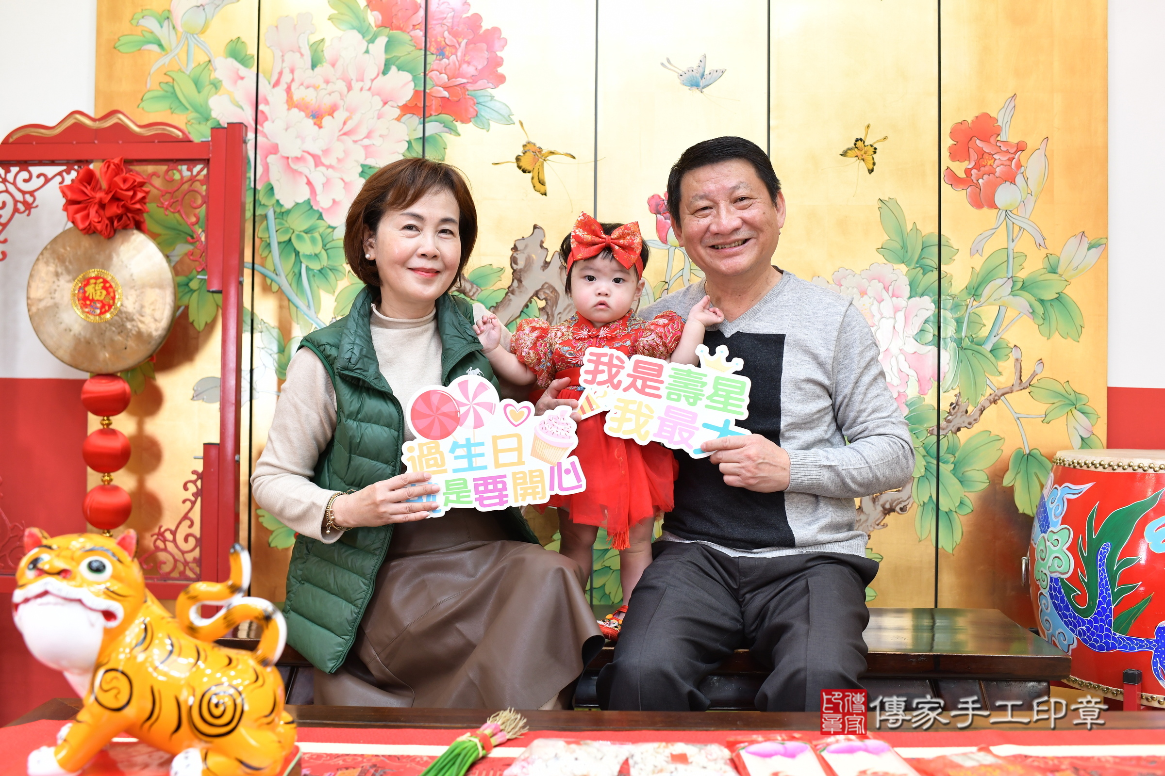新北市永和區靚靚寶寶抓周推薦：傳家新北店抓周度脺中國風會場，嬰兒古禮抓周流程儀式吉祥話、抓周道具物品24種、拍照。抓周證書。2025.1.5，照片8