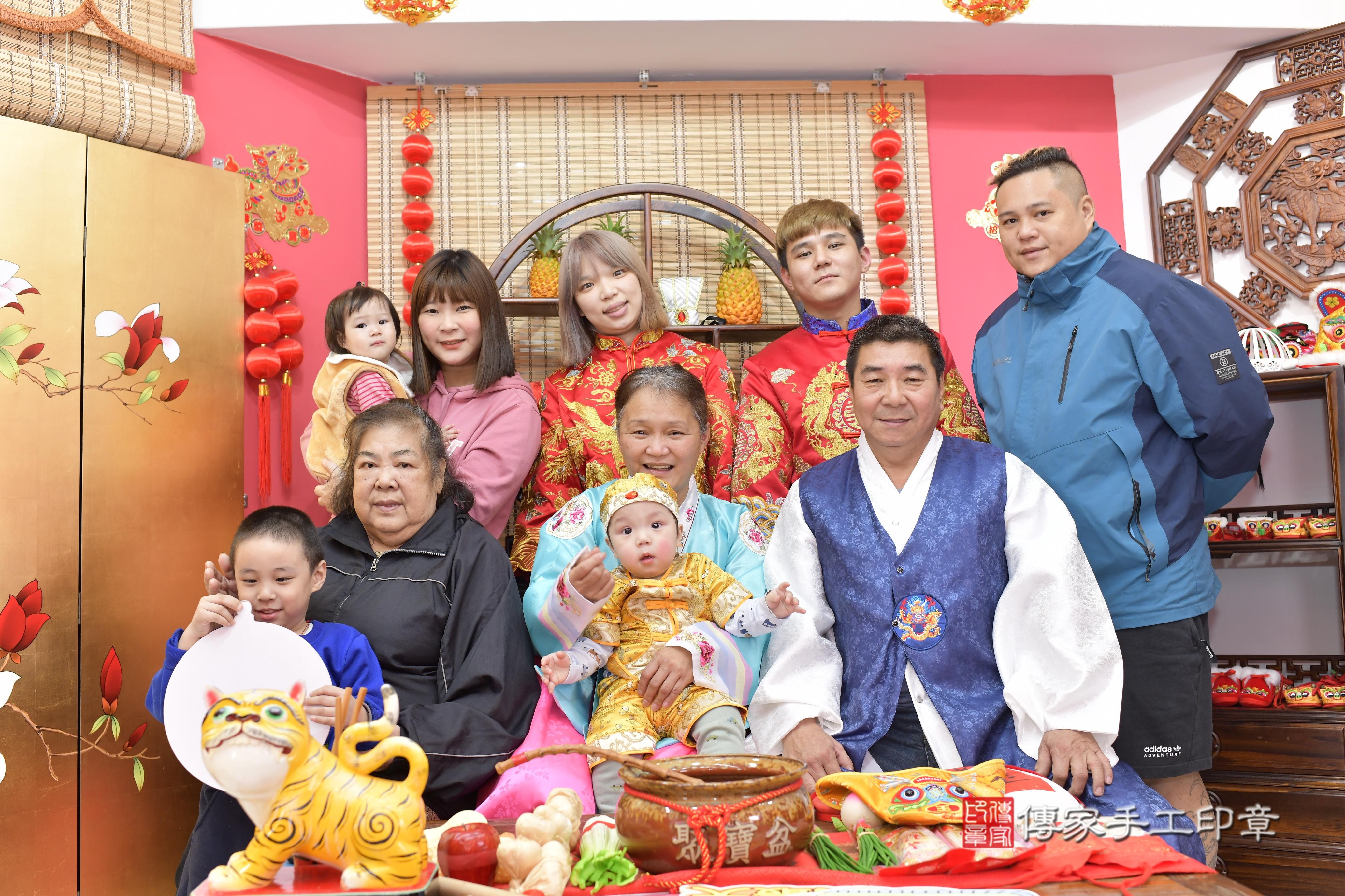 傳家手工印章新竹店、抓周、度脺、中國風會場、傳家嬰兒古禮、吉祥話、抓周道具物品24種、拍照。抓周證書。寶寶抓周、滿周歲、生日快樂、祝福