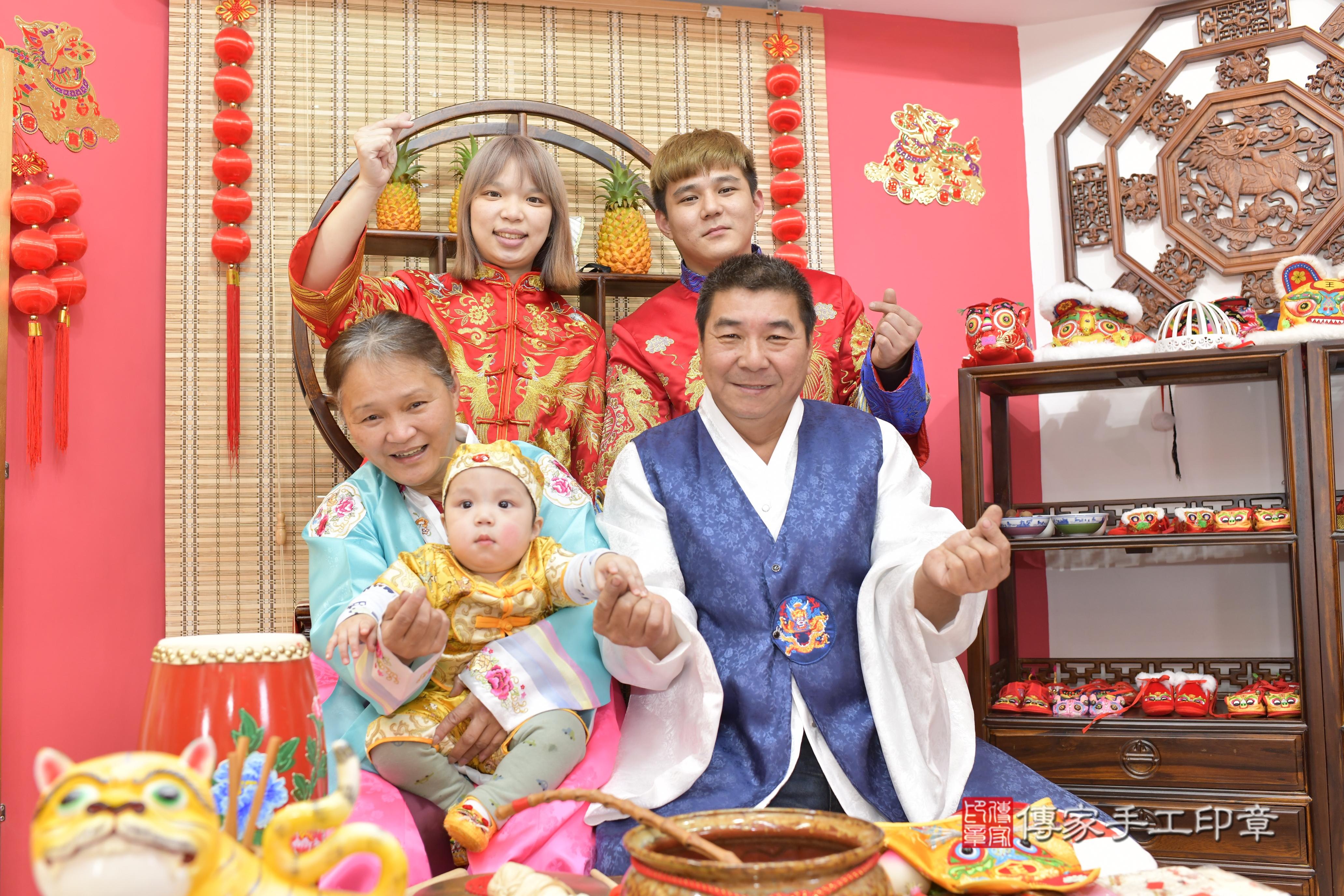 傳家手工印章新竹店、抓周、度脺、中國風會場、傳家嬰兒古禮、吉祥話、抓周道具物品24種、拍照。抓周證書。寶寶抓周、滿周歲、生日快樂、祝福