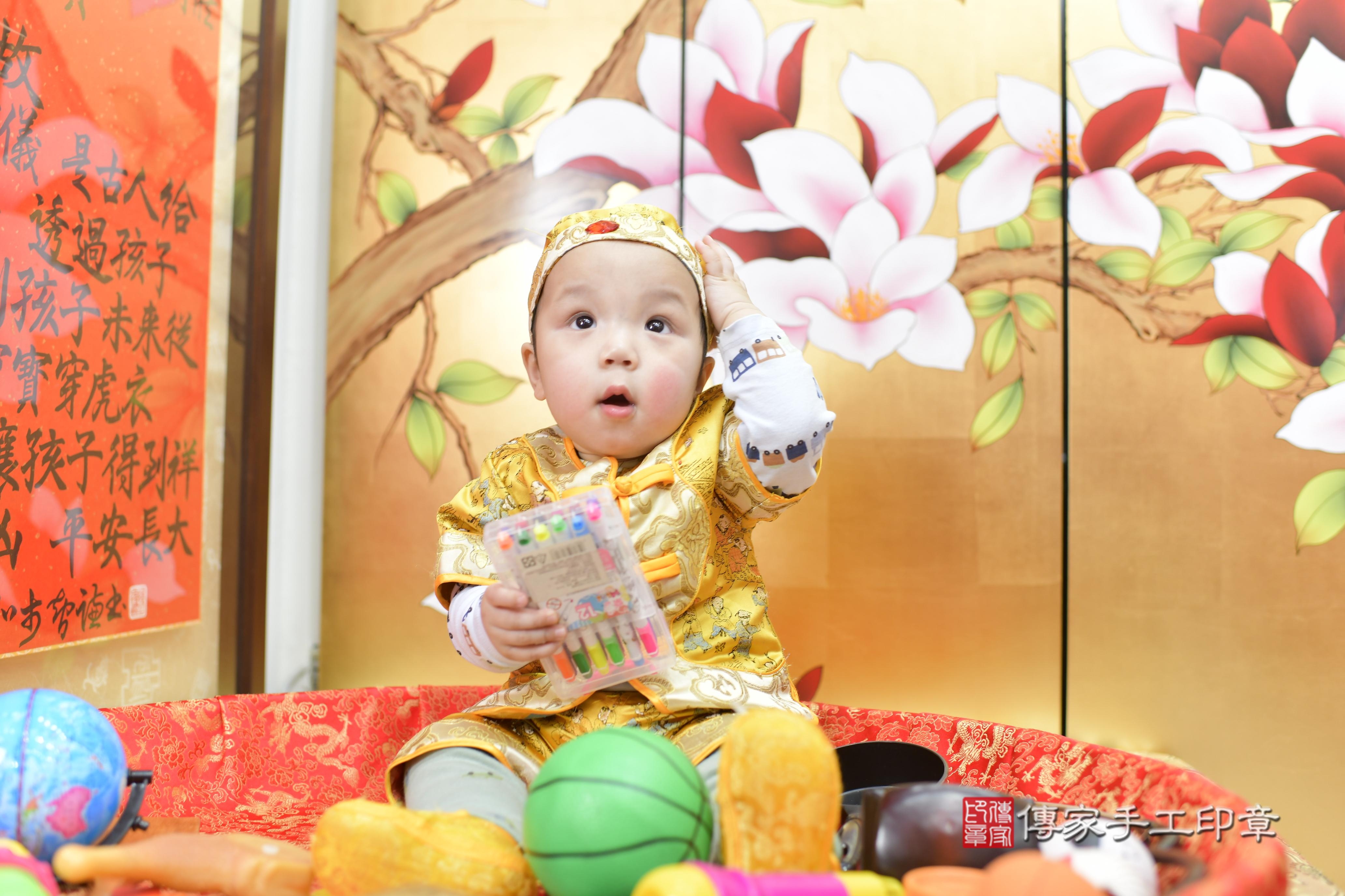 傳家手工印章新竹店、抓周、度脺、中國風會場、傳家嬰兒古禮、吉祥話、抓周道具物品24種、拍照。抓周證書。寶寶抓周、滿周歲、生日快樂、祝福