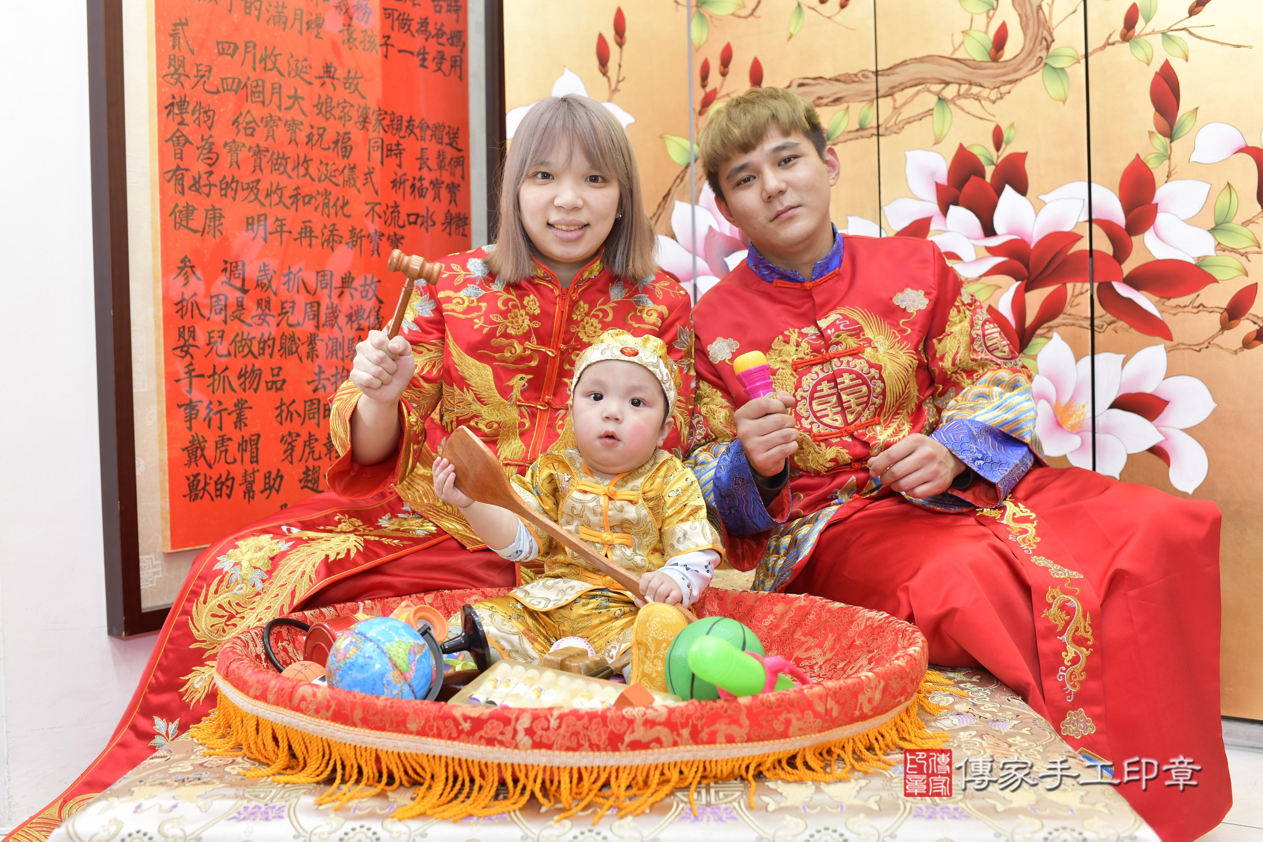 傳家手工印章新竹店、抓周、度脺、中國風會場、傳家嬰兒古禮、吉祥話、抓周道具物品24種、拍照。抓周證書。寶寶抓周、滿周歲、生日快樂、祝福