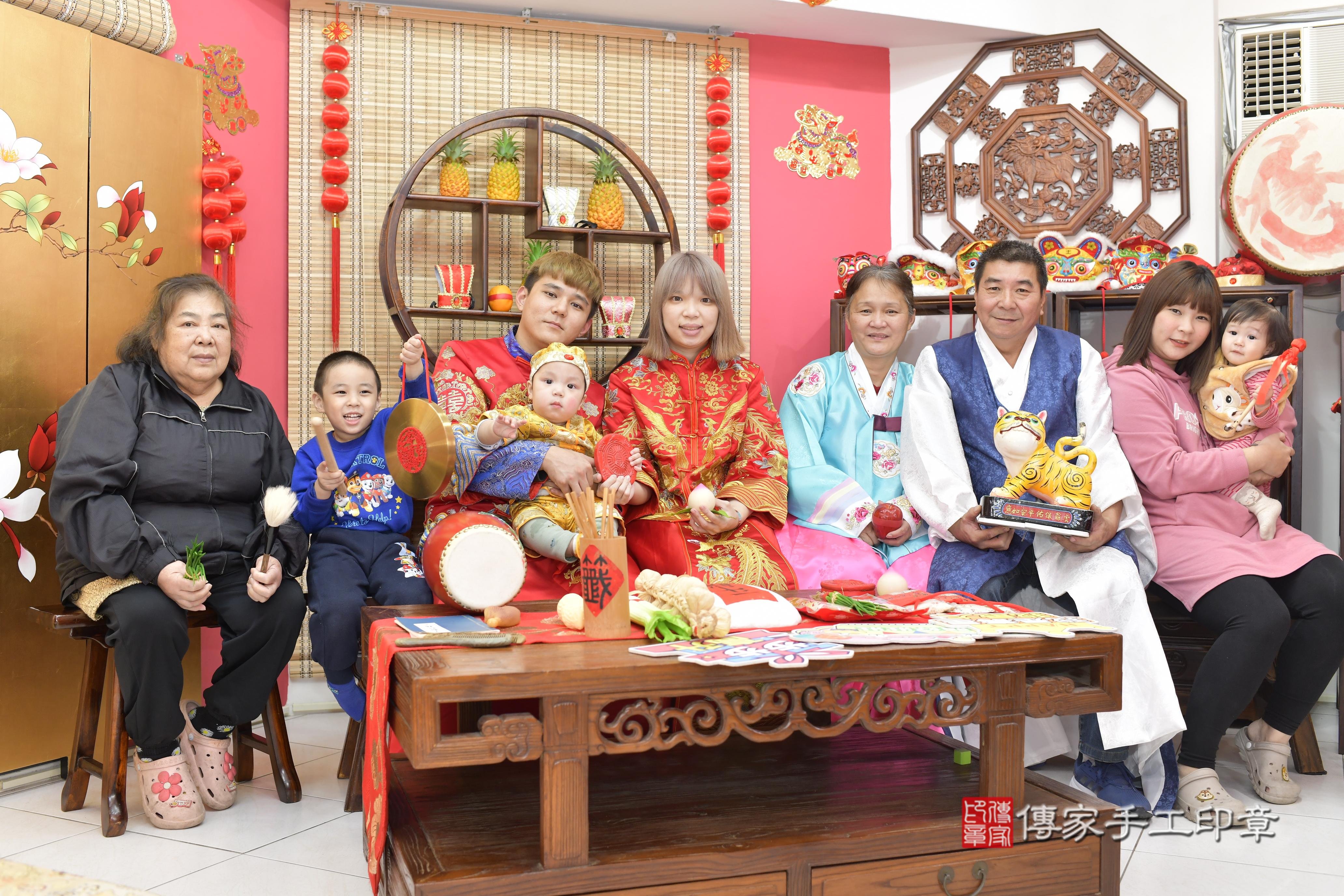 傳家手工印章新竹店、抓周、度脺、中國風會場、傳家嬰兒古禮、吉祥話、抓周道具物品24種、拍照。抓周證書。寶寶抓周、滿周歲、生日快樂、祝福