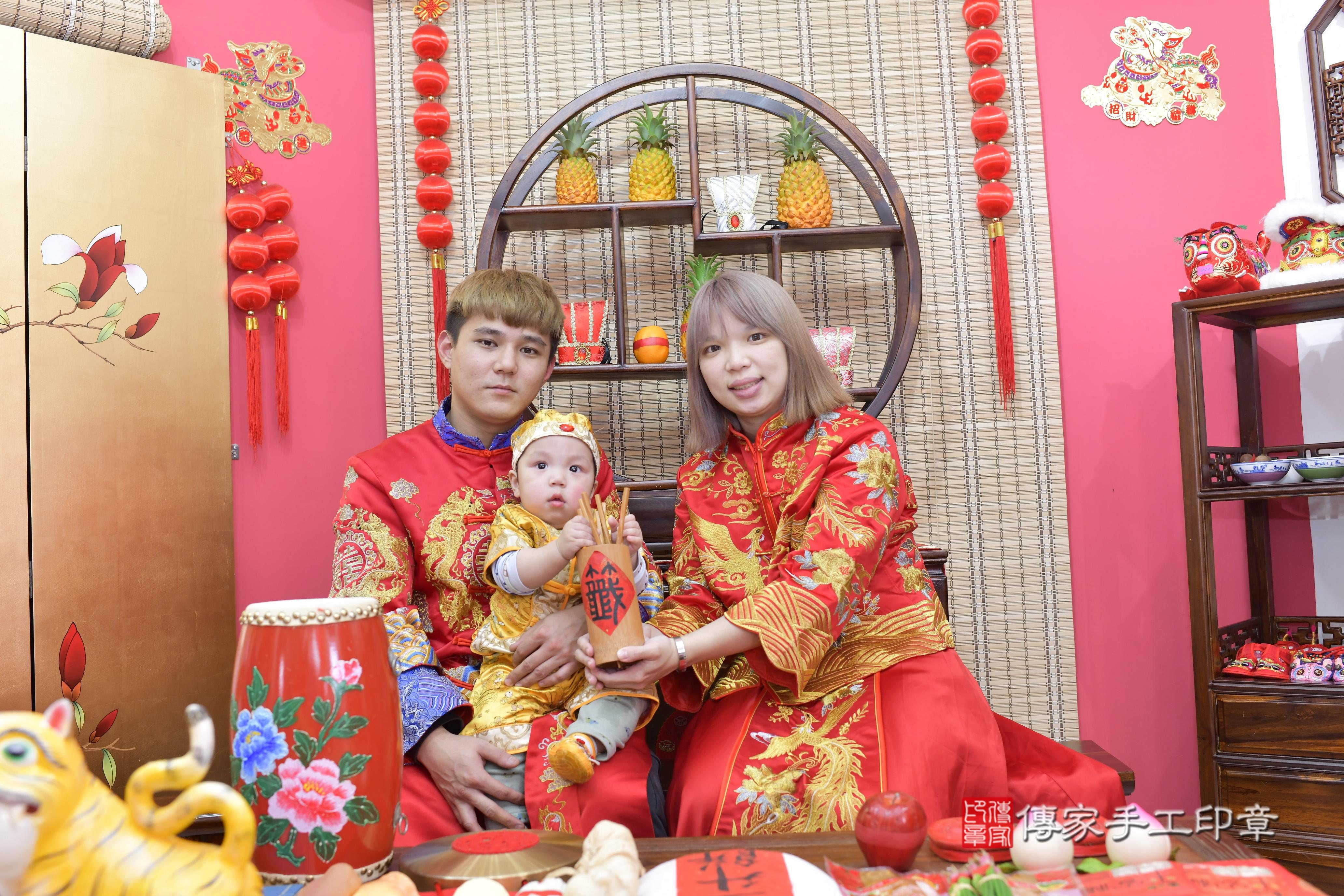 傳家手工印章新竹店、抓周、度脺、中國風會場、傳家嬰兒古禮、吉祥話、抓周道具物品24種、拍照。抓周證書。寶寶抓周、滿周歲、生日快樂、祝福