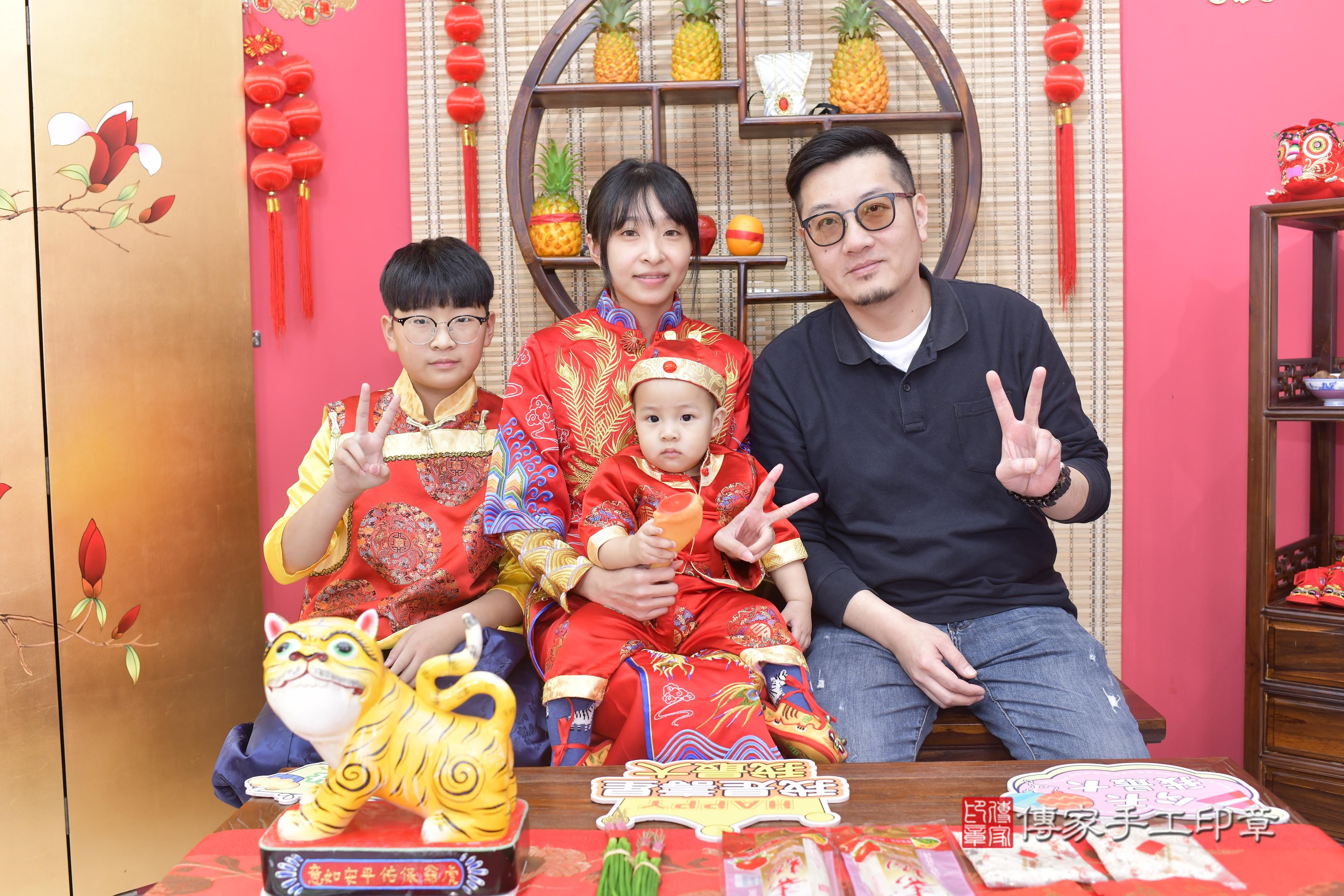 傳家手工印章新竹店、抓周、度脺、中國風會場、傳家嬰兒古禮、吉祥話、抓周道具物品24種、拍照。抓周證書。寶寶抓周、滿周歲、生日快樂、祝福