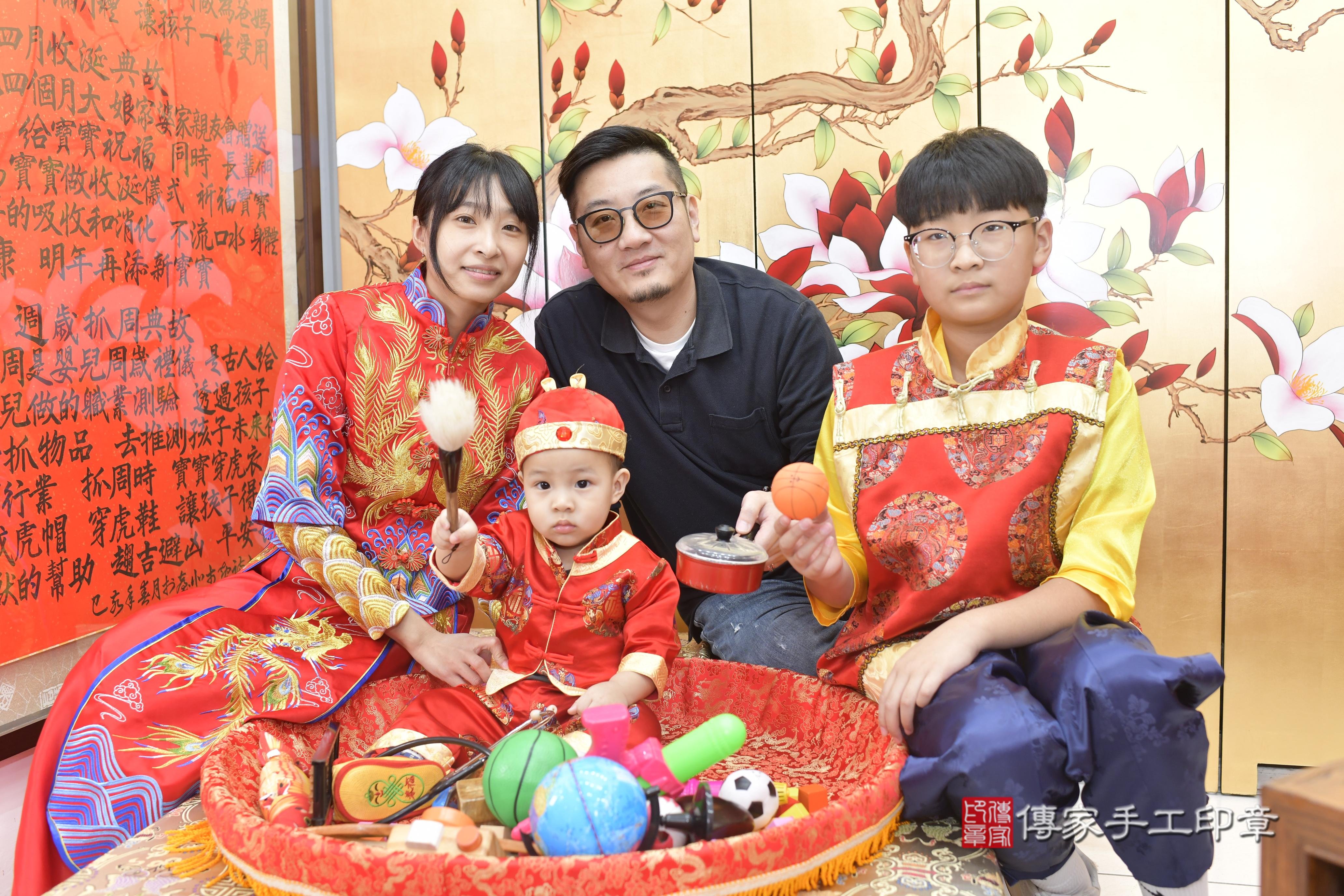 傳家手工印章新竹店、抓周、度脺、中國風會場、傳家嬰兒古禮、吉祥話、抓周道具物品24種、拍照。抓周證書。寶寶抓周、滿周歲、生日快樂、祝福