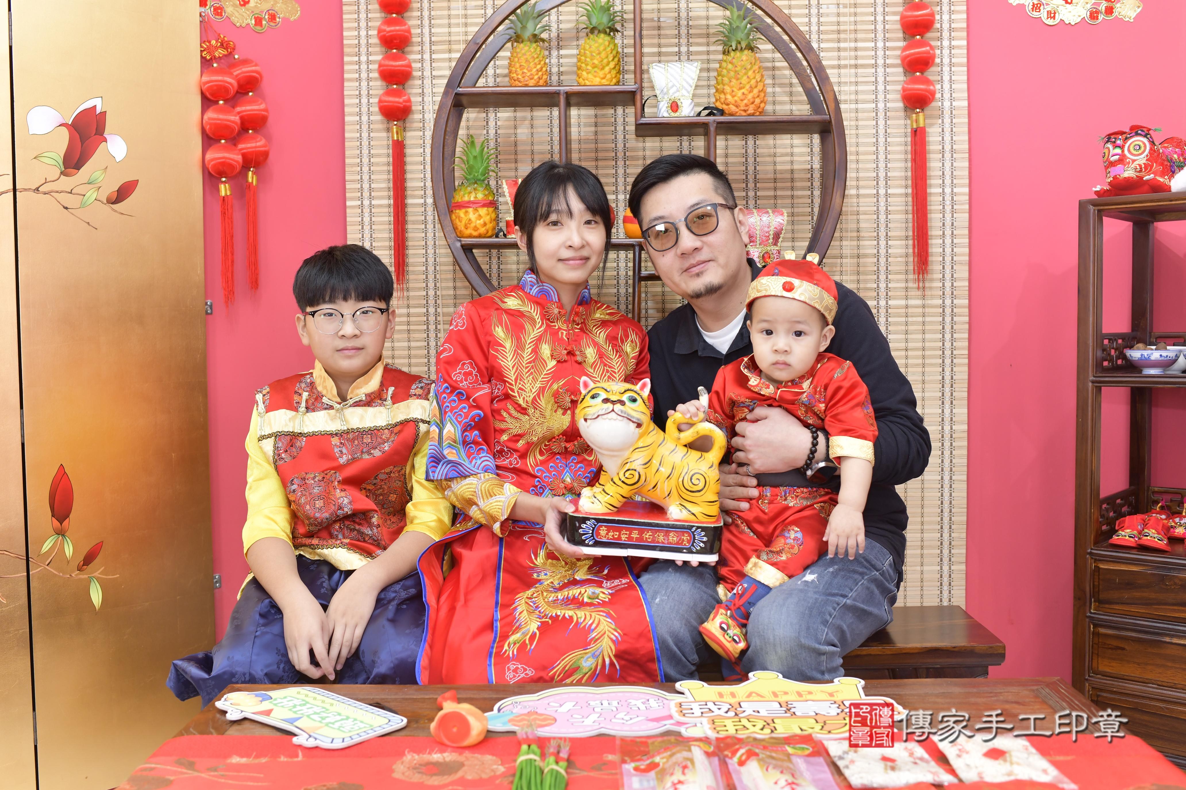傳家手工印章新竹店、抓周、度脺、中國風會場、傳家嬰兒古禮、吉祥話、抓周道具物品24種、拍照。抓周證書。寶寶抓周、滿周歲、生日快樂、祝福