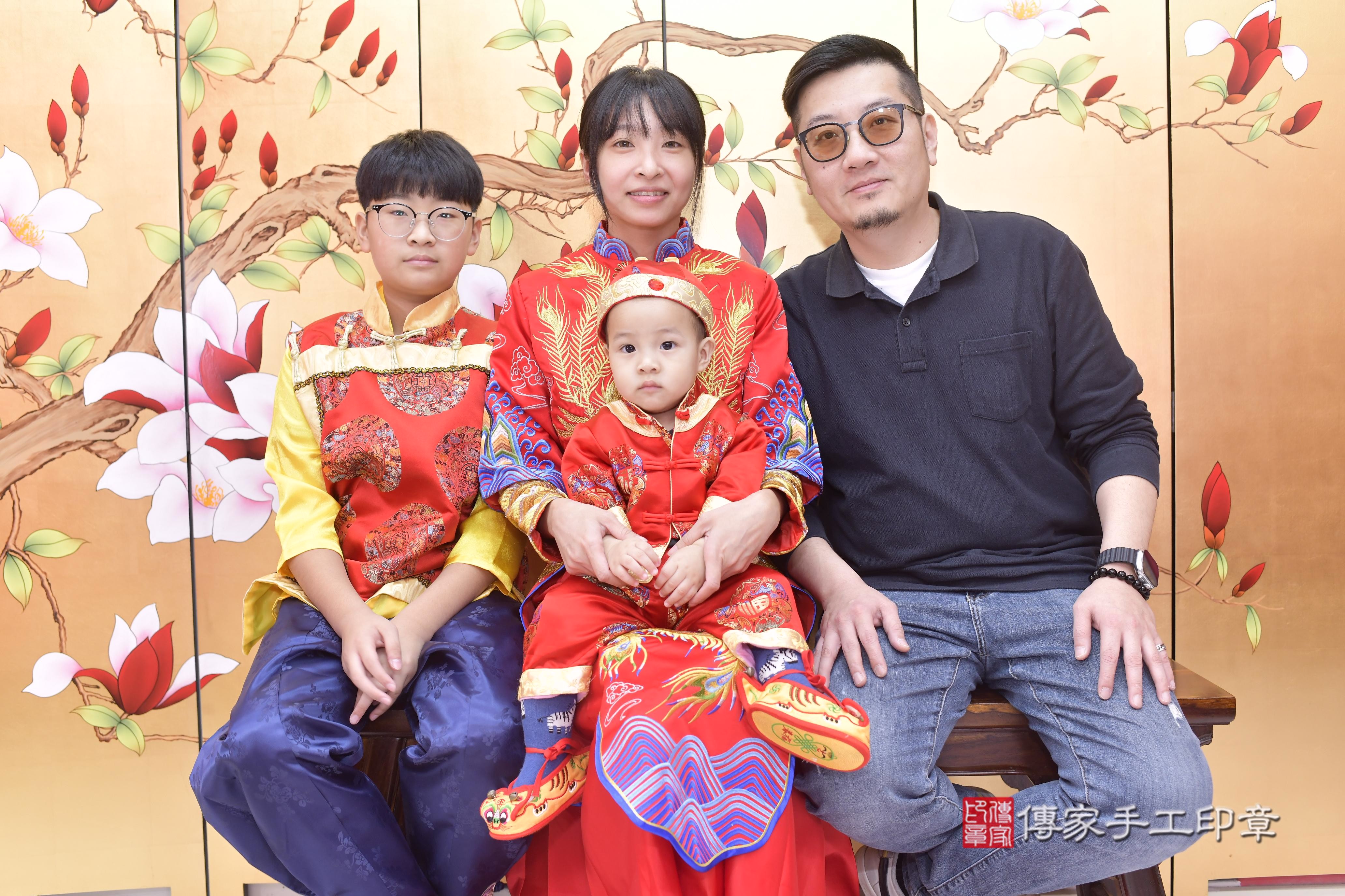 傳家手工印章新竹店、抓周、度脺、中國風會場、傳家嬰兒古禮、吉祥話、抓周道具物品24種、拍照。抓周證書。寶寶抓周、滿周歲、生日快樂、祝福