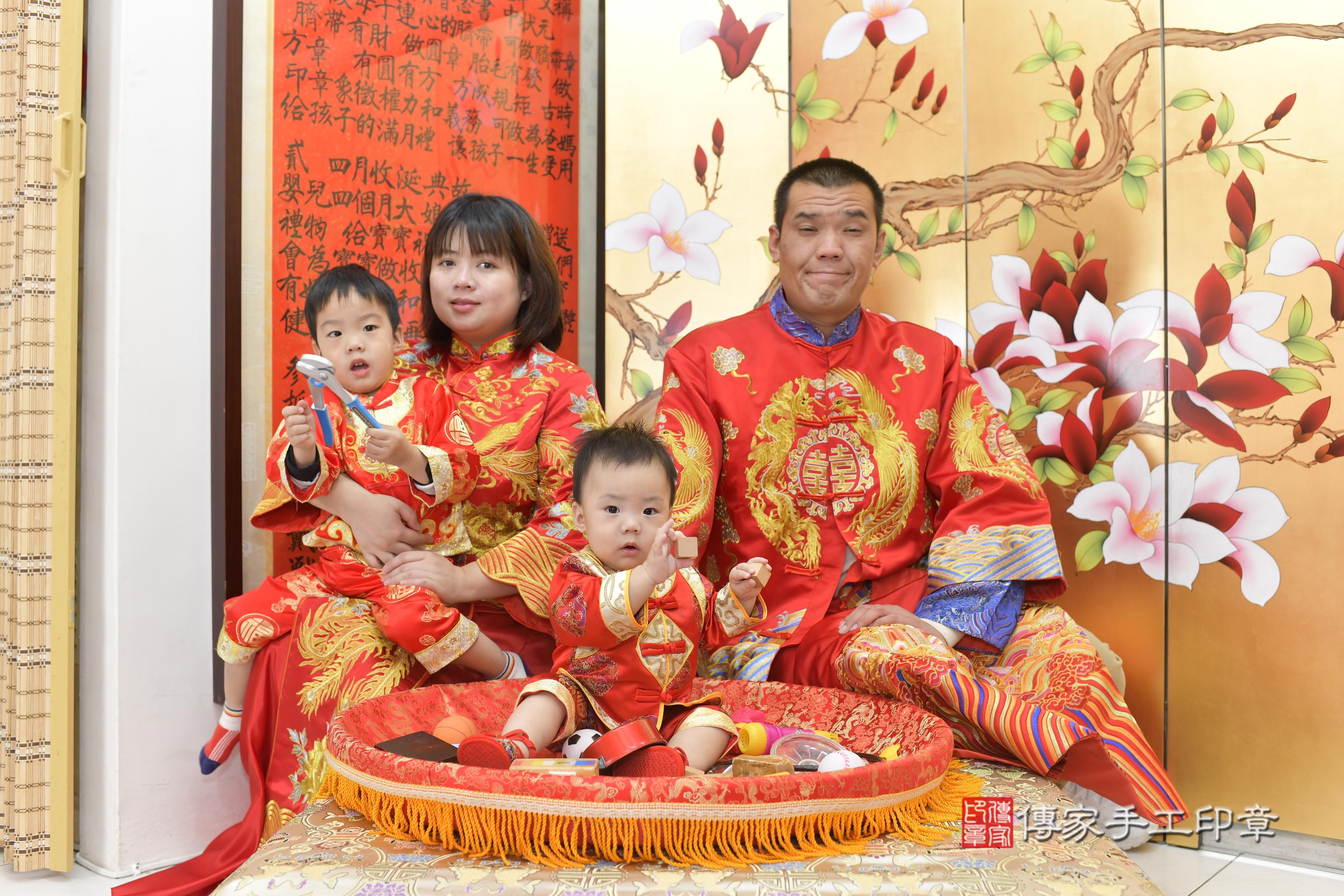 傳家手工印章新竹店、抓周、度脺、中國風會場、傳家嬰兒古禮、吉祥話、抓周道具物品24種、拍照。抓周證書。寶寶抓周、滿周歲、生日快樂、祝福