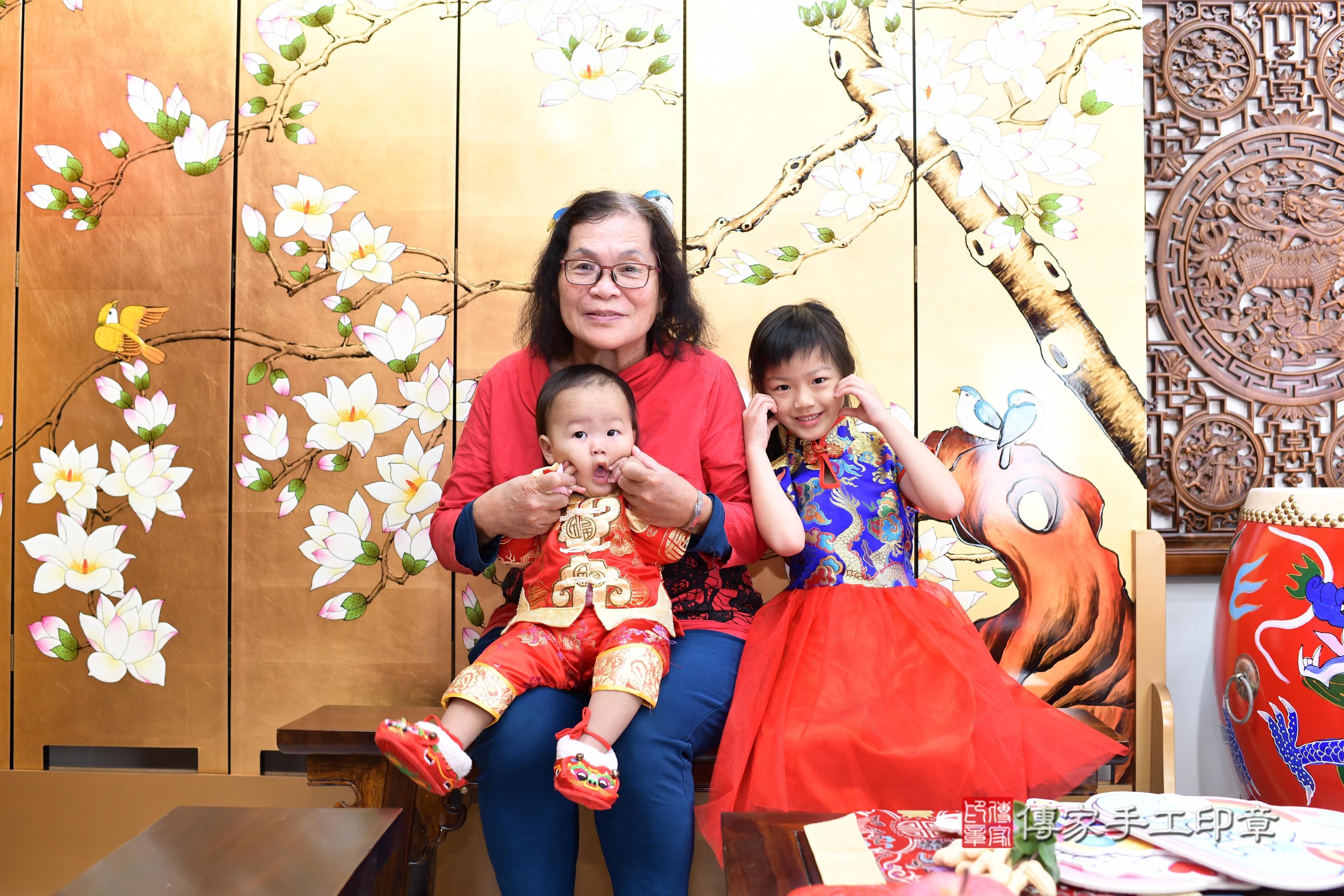 傳家手工印章台南店、抓周、度脺、中國風會場、傳家嬰兒古禮、吉祥話、抓周道具物品24種、拍照。抓周證書。寶寶抓周、滿周歲、生日快樂、祝福