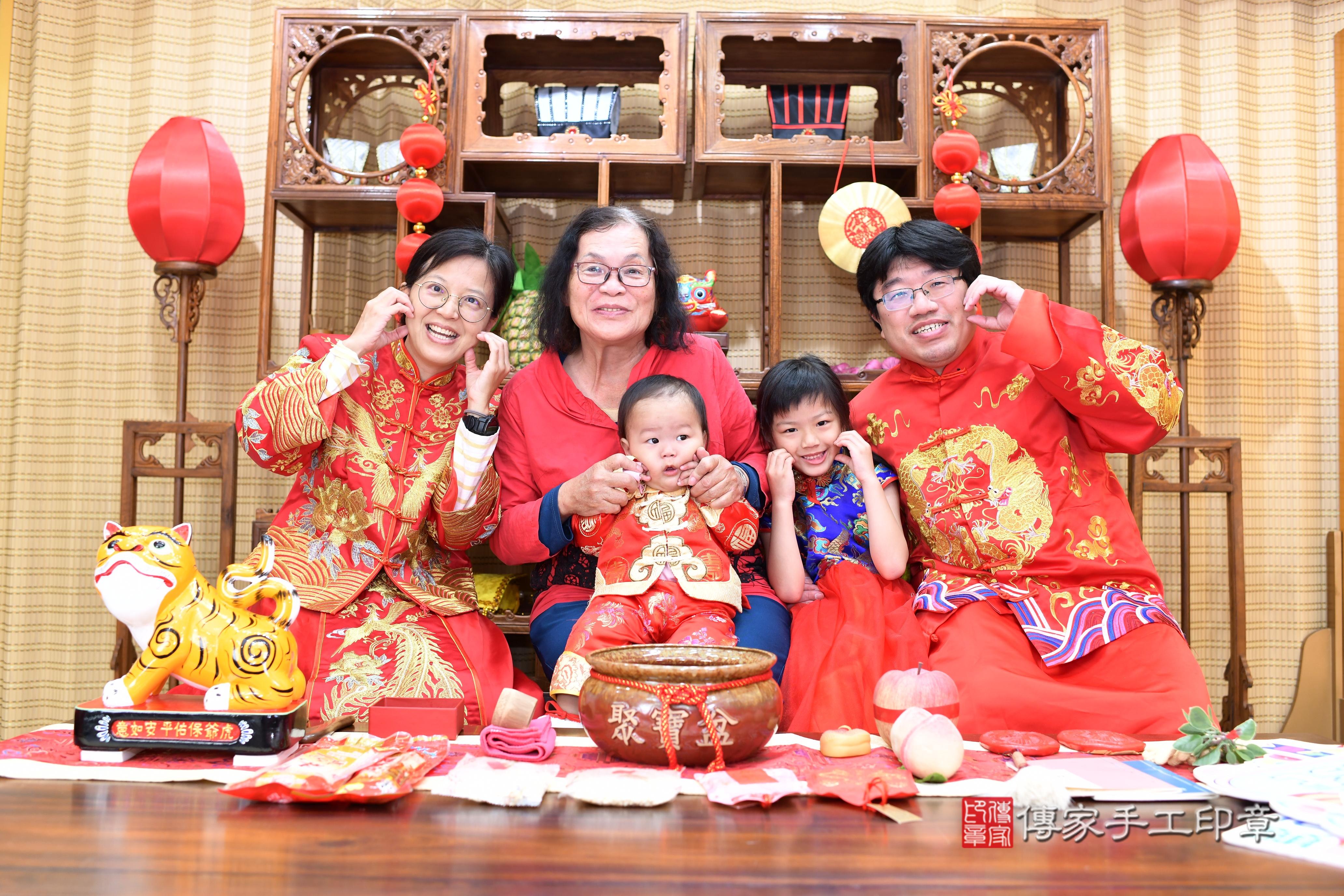 傳家手工印章台南店、抓周、度脺、中國風會場、傳家嬰兒古禮、吉祥話、抓周道具物品24種、拍照。抓周證書。寶寶抓周、滿周歲、生日快樂、祝福