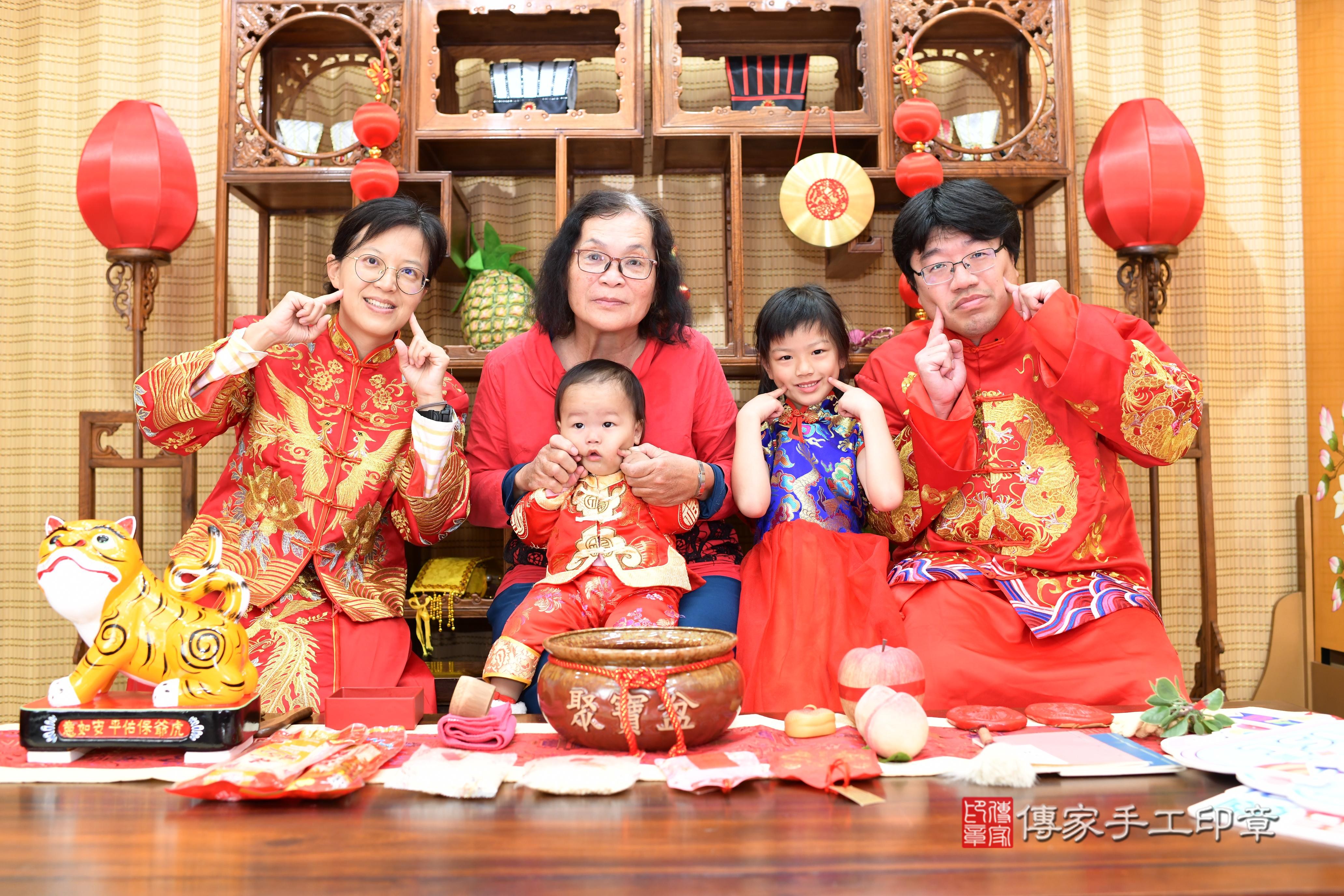 傳家手工印章台南店、抓周、度脺、中國風會場、傳家嬰兒古禮、吉祥話、抓周道具物品24種、拍照。抓周證書。寶寶抓周、滿周歲、生日快樂、祝福