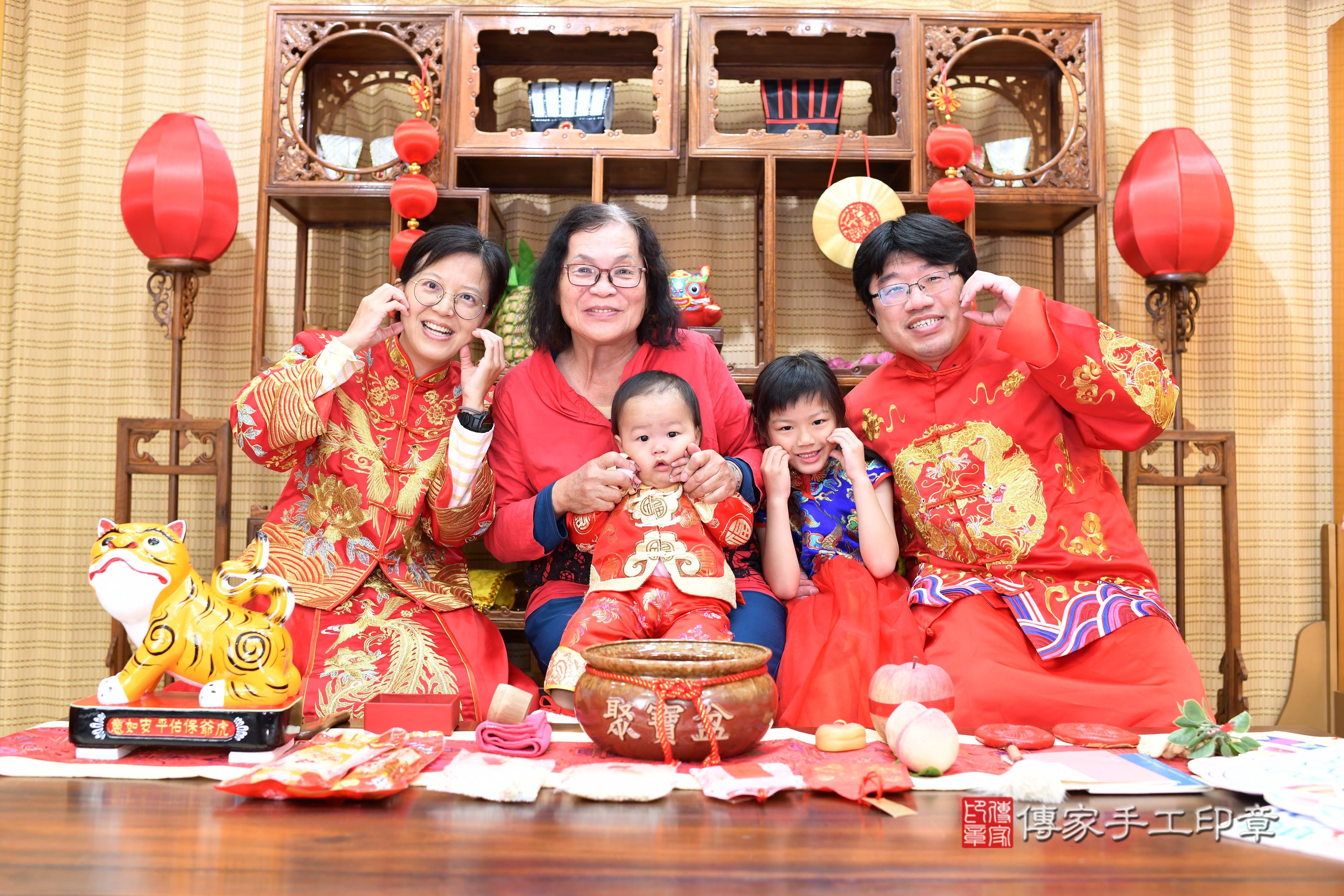 傳家手工印章台南店、抓周、度脺、中國風會場、傳家嬰兒古禮、吉祥話、抓周道具物品24種、拍照。抓周證書。寶寶抓周、滿周歲、生日快樂、祝福