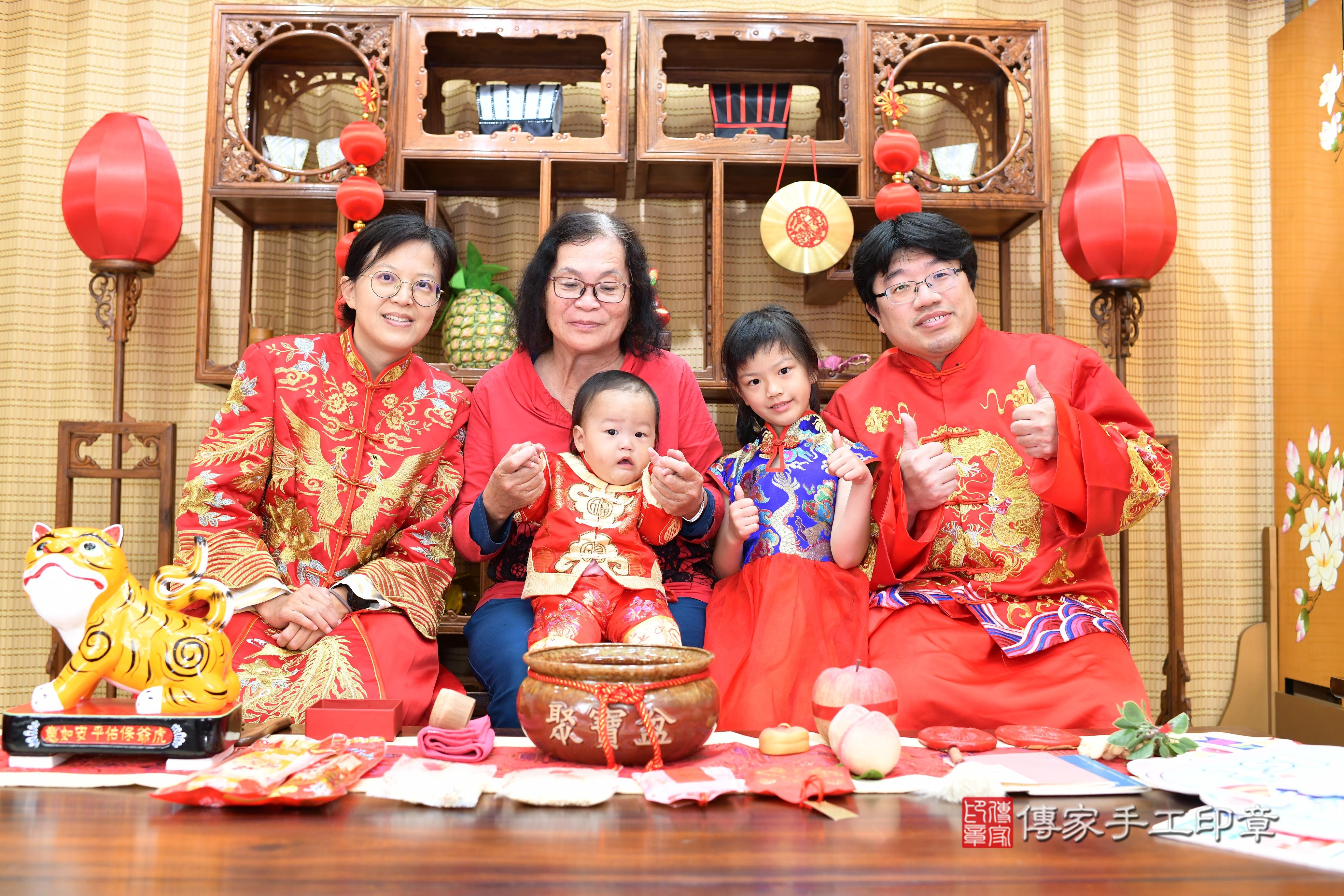 傳家手工印章台南店、抓周、度脺、中國風會場、傳家嬰兒古禮、吉祥話、抓周道具物品24種、拍照。抓周證書。寶寶抓周、滿周歲、生日快樂、祝福