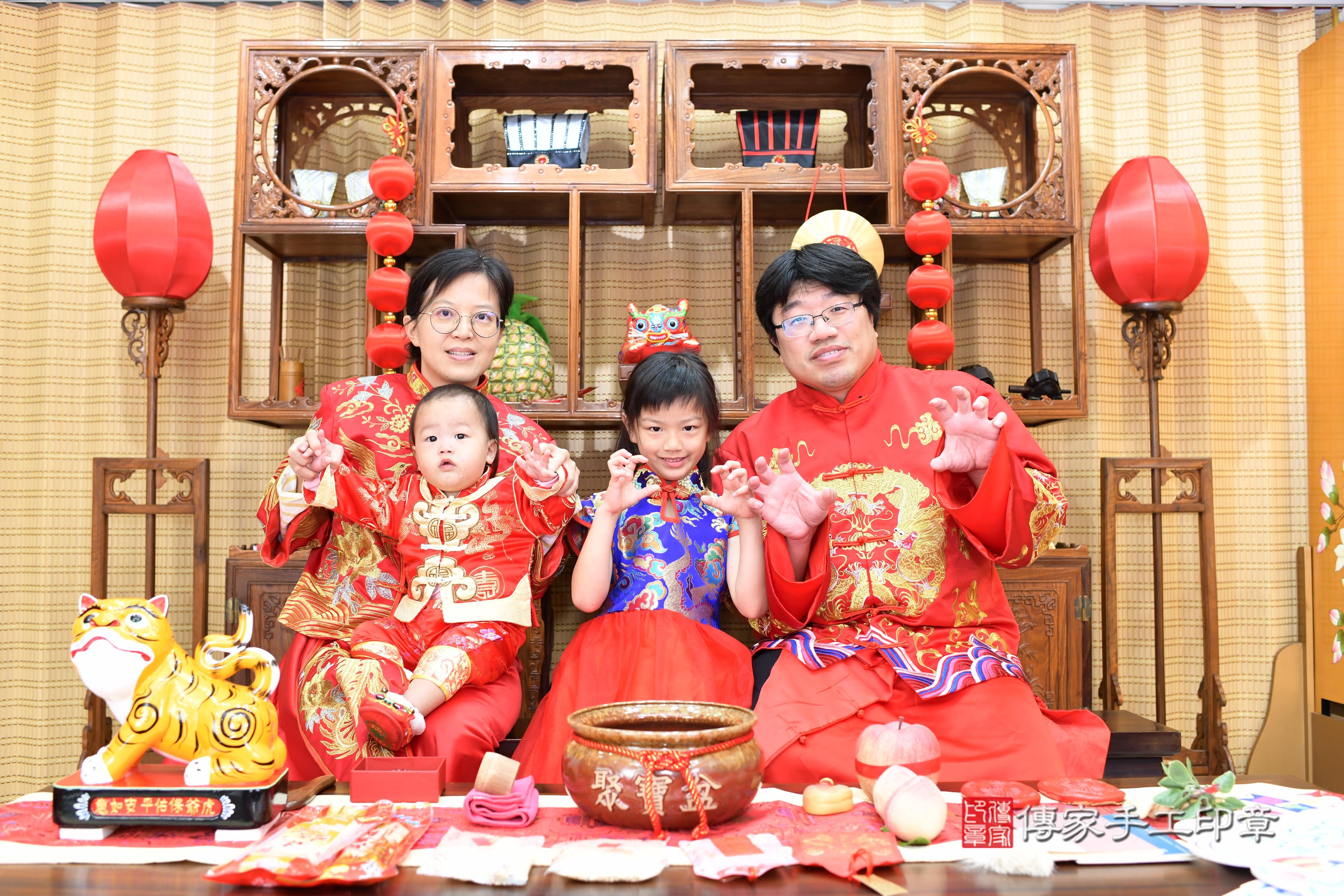 傳家手工印章台南店、抓周、度脺、中國風會場、傳家嬰兒古禮、吉祥話、抓周道具物品24種、拍照。抓周證書。寶寶抓周、滿周歲、生日快樂、祝福