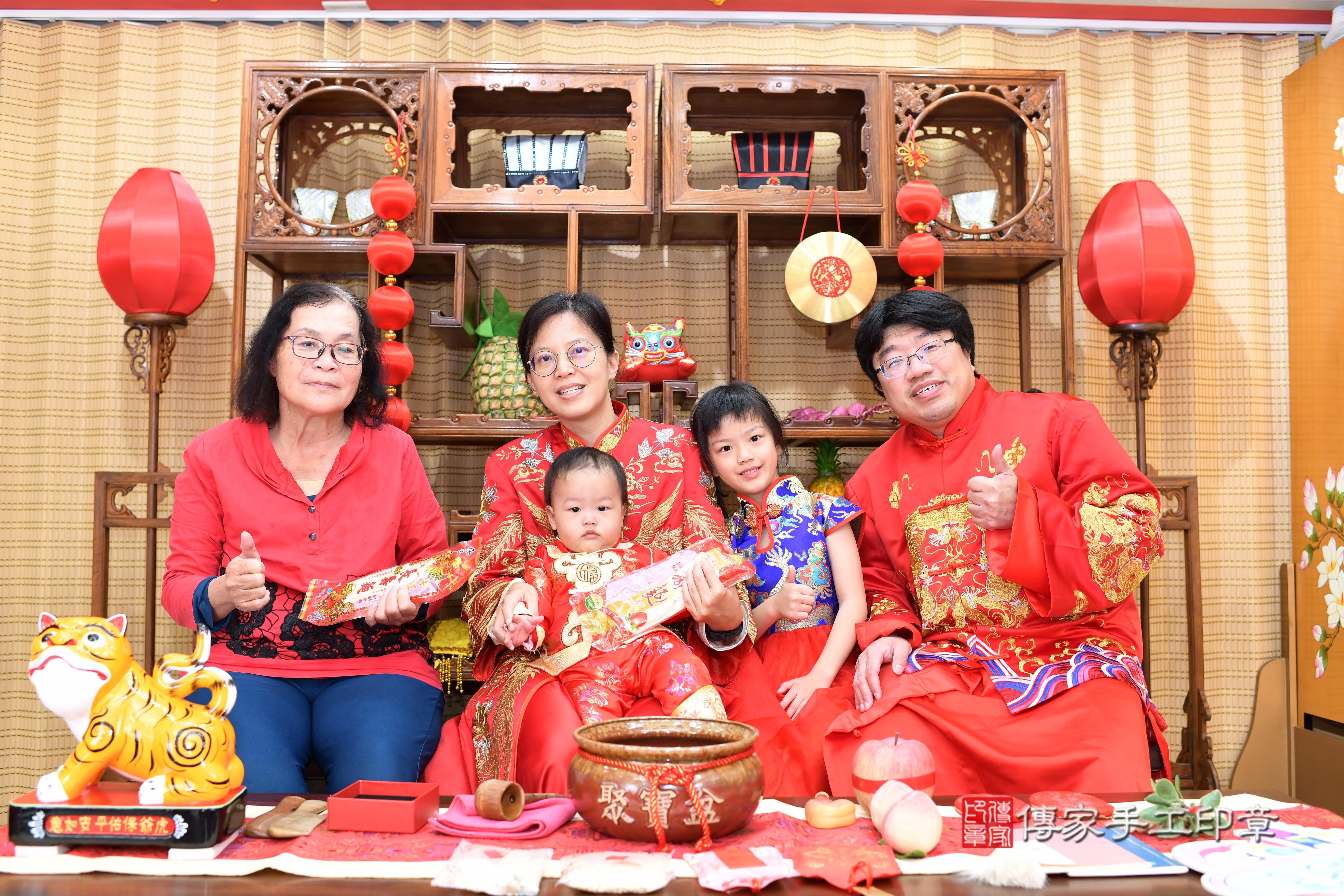 傳家手工印章台南店、抓周、度脺、中國風會場、傳家嬰兒古禮、吉祥話、抓周道具物品24種、拍照。抓周證書。寶寶抓周、滿周歲、生日快樂、祝福