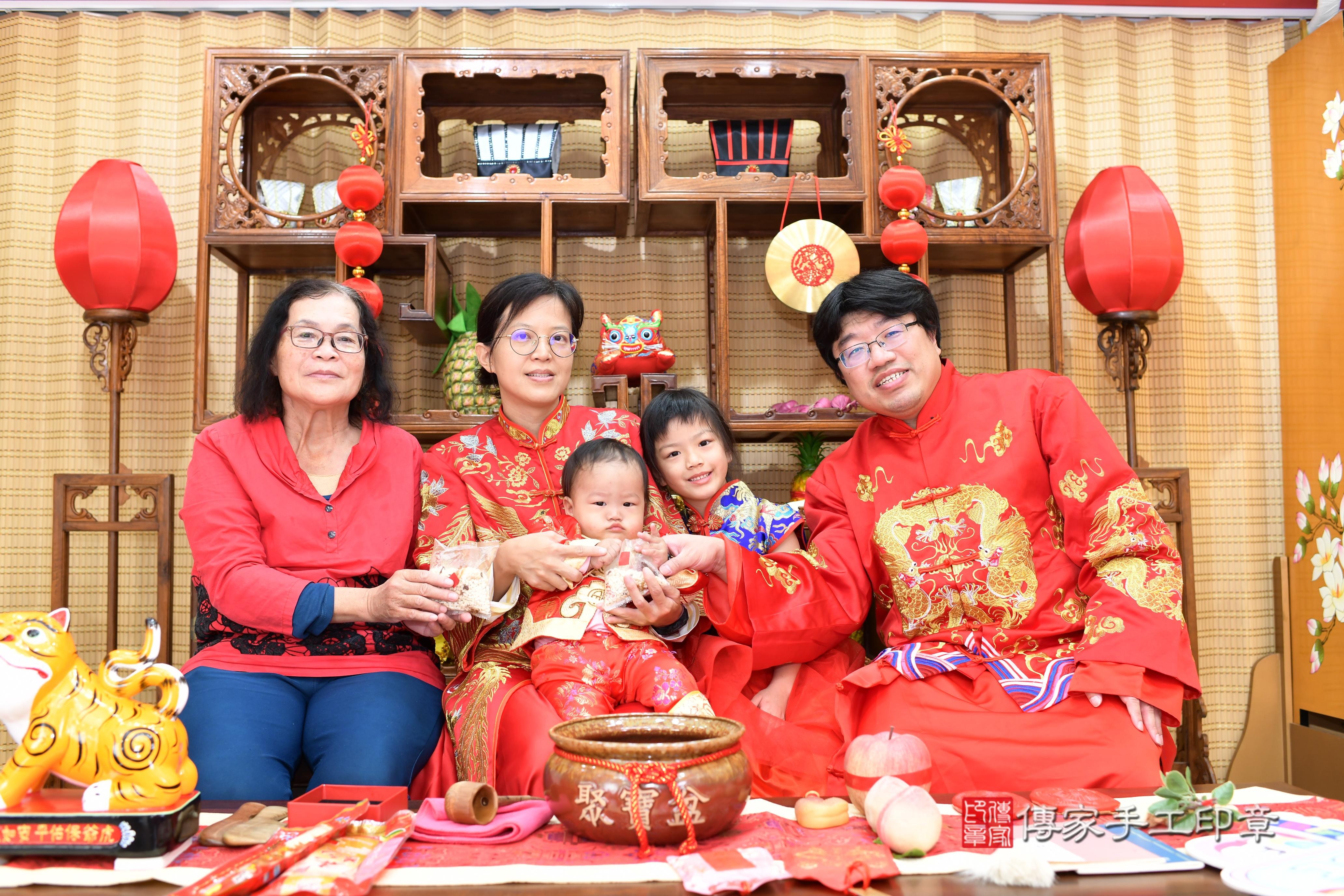 傳家手工印章台南店、抓周、度脺、中國風會場、傳家嬰兒古禮、吉祥話、抓周道具物品24種、拍照。抓周證書。寶寶抓周、滿周歲、生日快樂、祝福