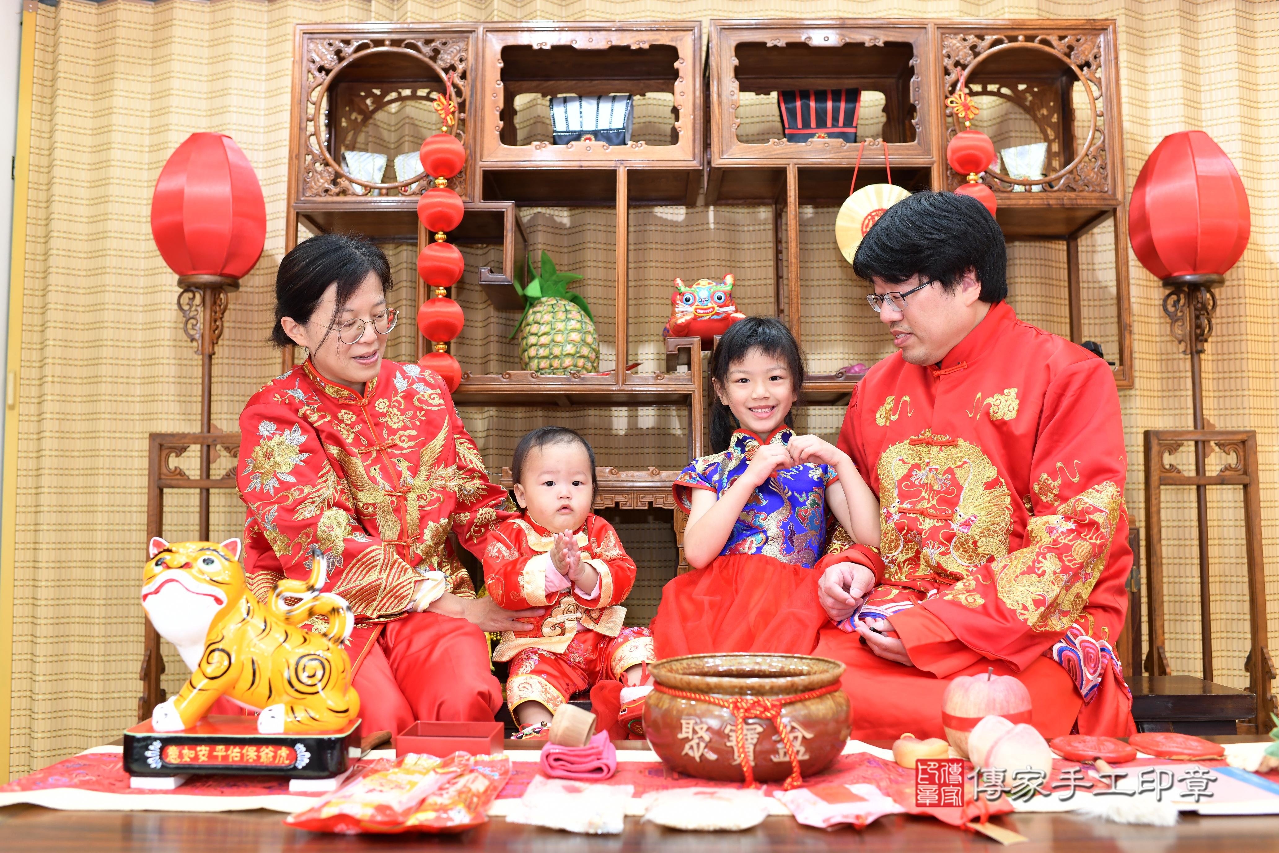傳家手工印章台南店、抓周、度脺、中國風會場、傳家嬰兒古禮、吉祥話、抓周道具物品24種、拍照。抓周證書。寶寶抓周、滿周歲、生日快樂、祝福