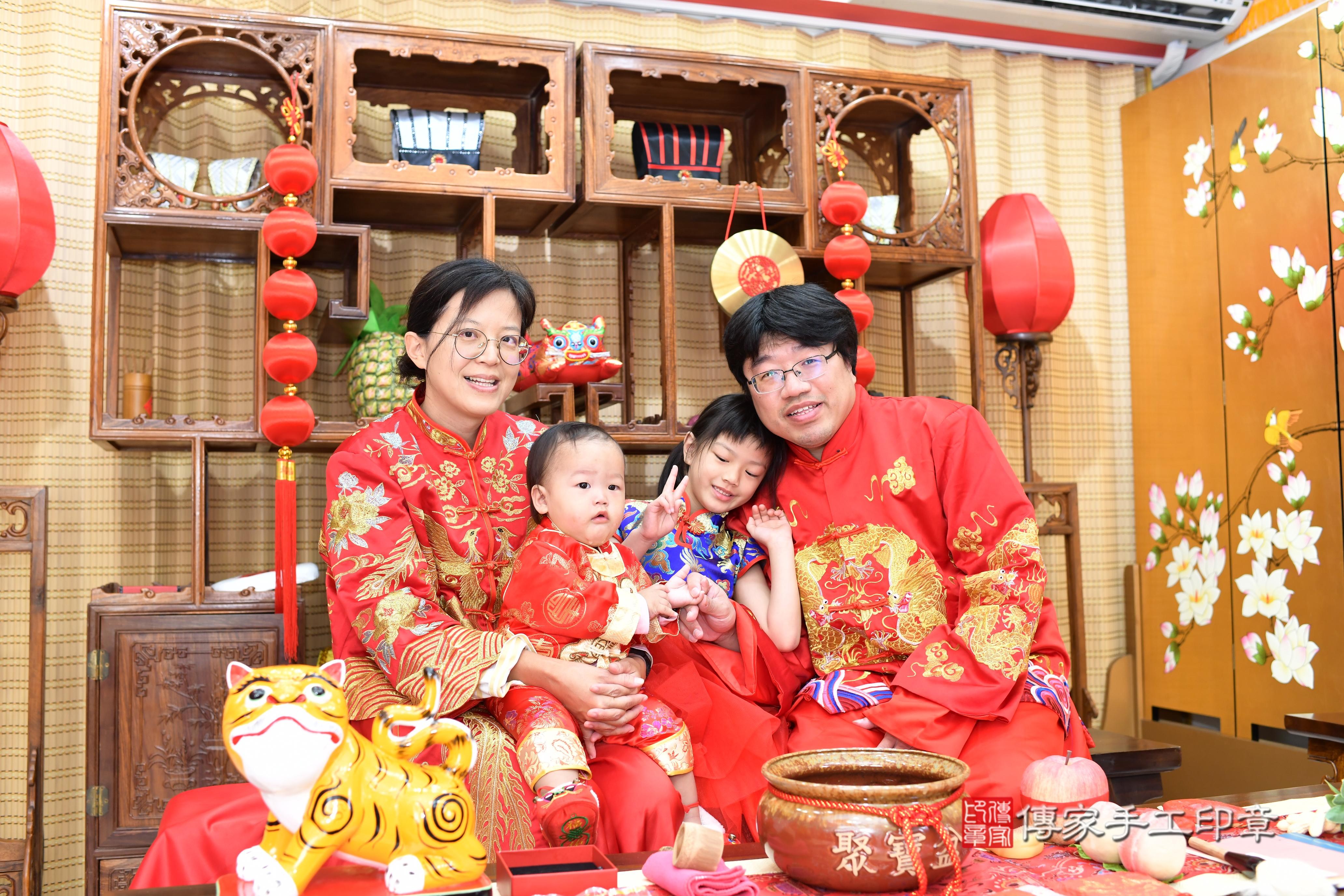 傳家手工印章台南店、抓周、度脺、中國風會場、傳家嬰兒古禮、吉祥話、抓周道具物品24種、拍照。抓周證書。寶寶抓周、滿周歲、生日快樂、祝福