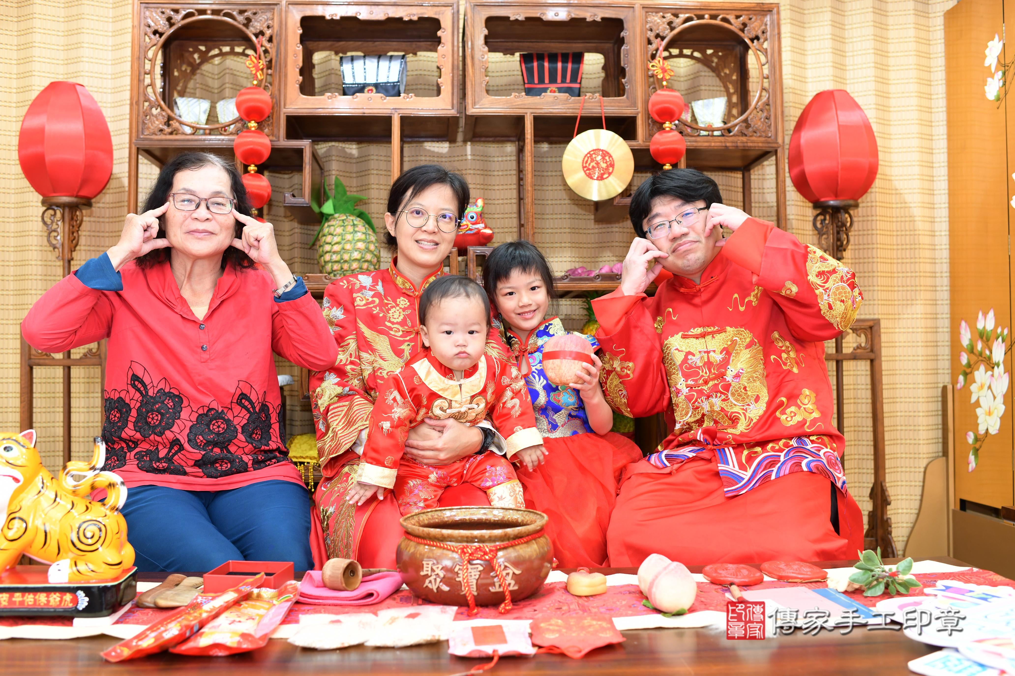 傳家手工印章台南店、抓周、度脺、中國風會場、傳家嬰兒古禮、吉祥話、抓周道具物品24種、拍照。抓周證書。寶寶抓周、滿周歲、生日快樂、祝福