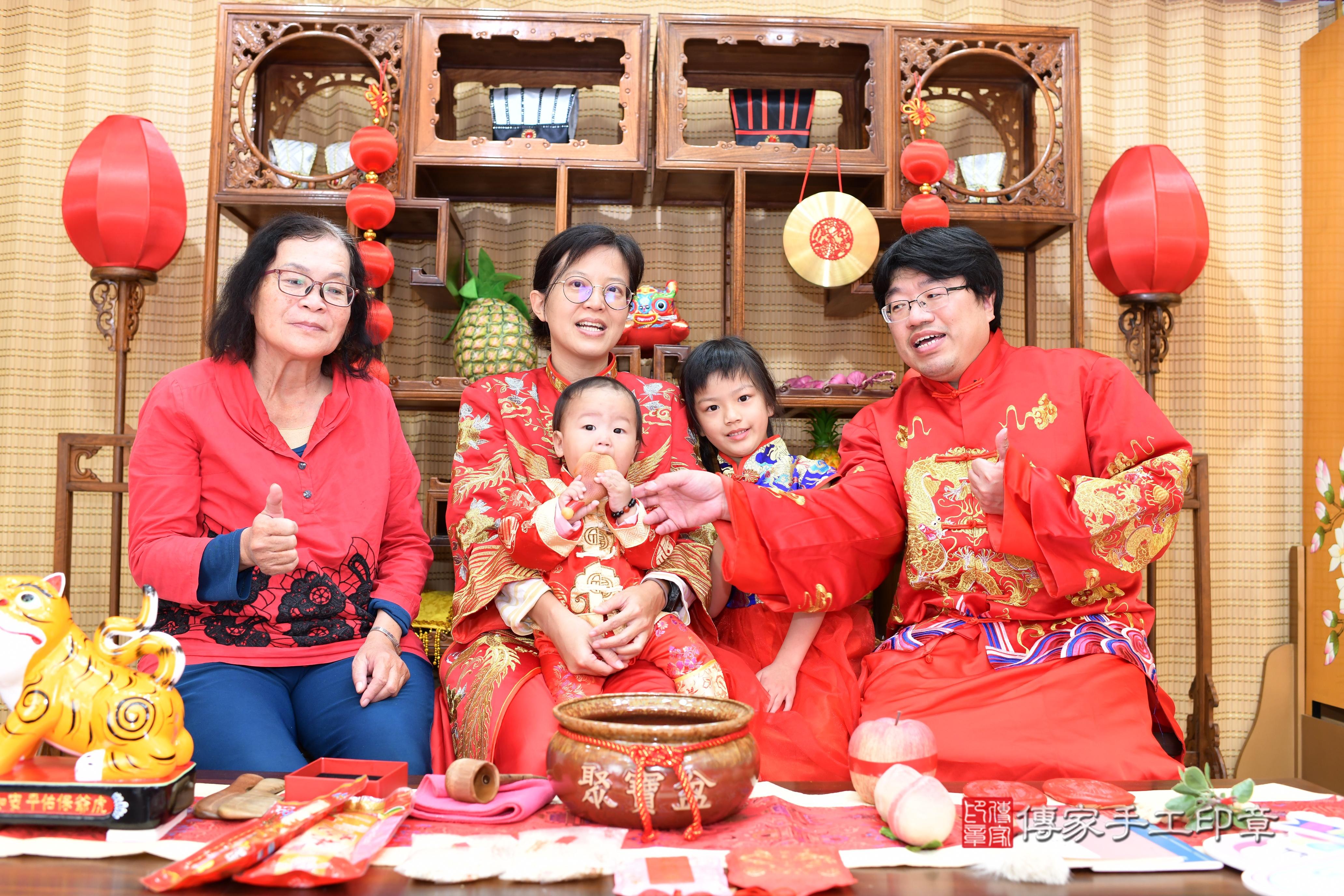 傳家手工印章台南店、抓周、度脺、中國風會場、傳家嬰兒古禮、吉祥話、抓周道具物品24種、拍照。抓周證書。寶寶抓周、滿周歲、生日快樂、祝福