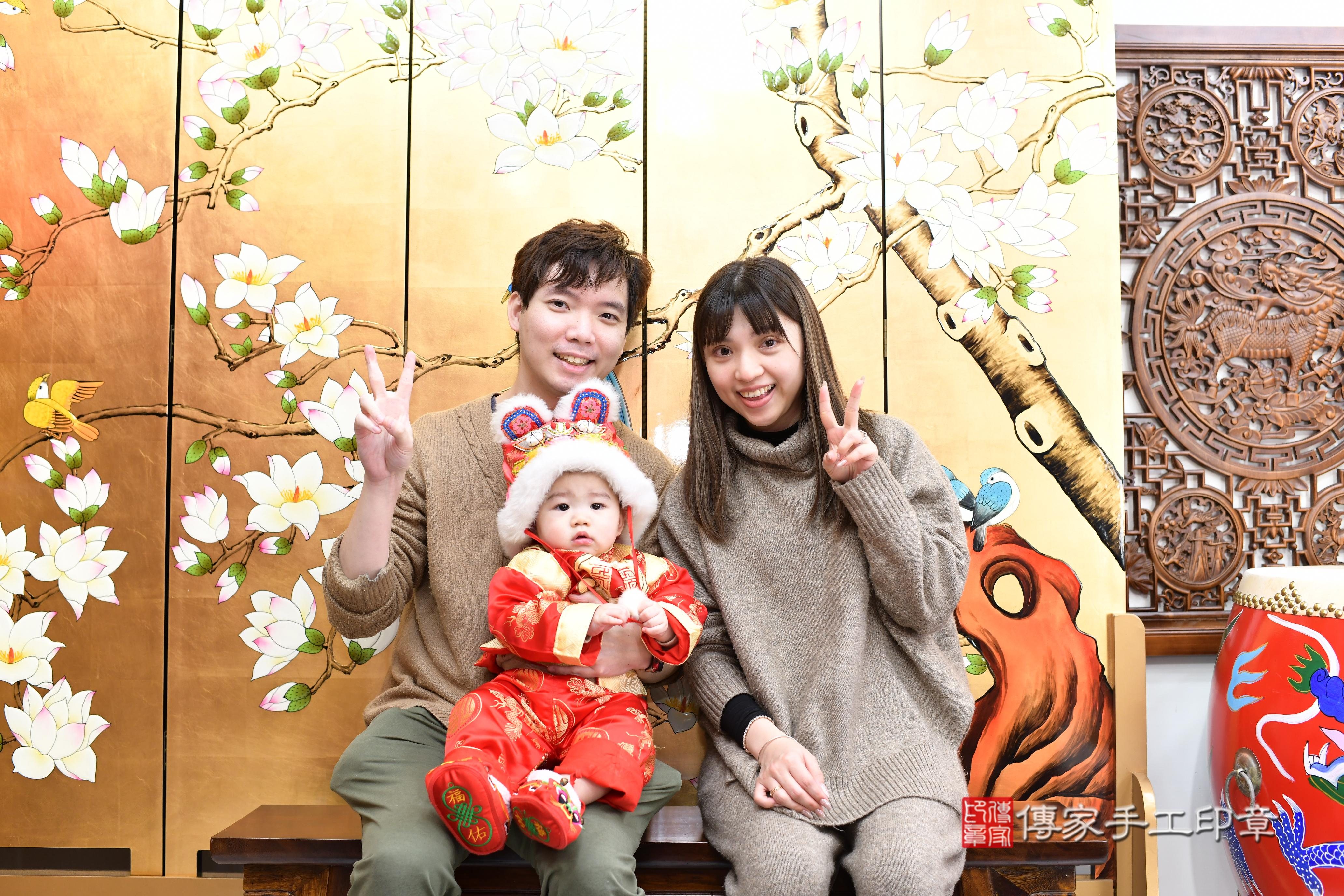 傳家手工印章台南店、抓周、度脺、中國風會場、傳家嬰兒古禮、吉祥話、抓周道具物品24種、拍照。抓周證書。寶寶抓周、滿周歲、生日快樂、祝福