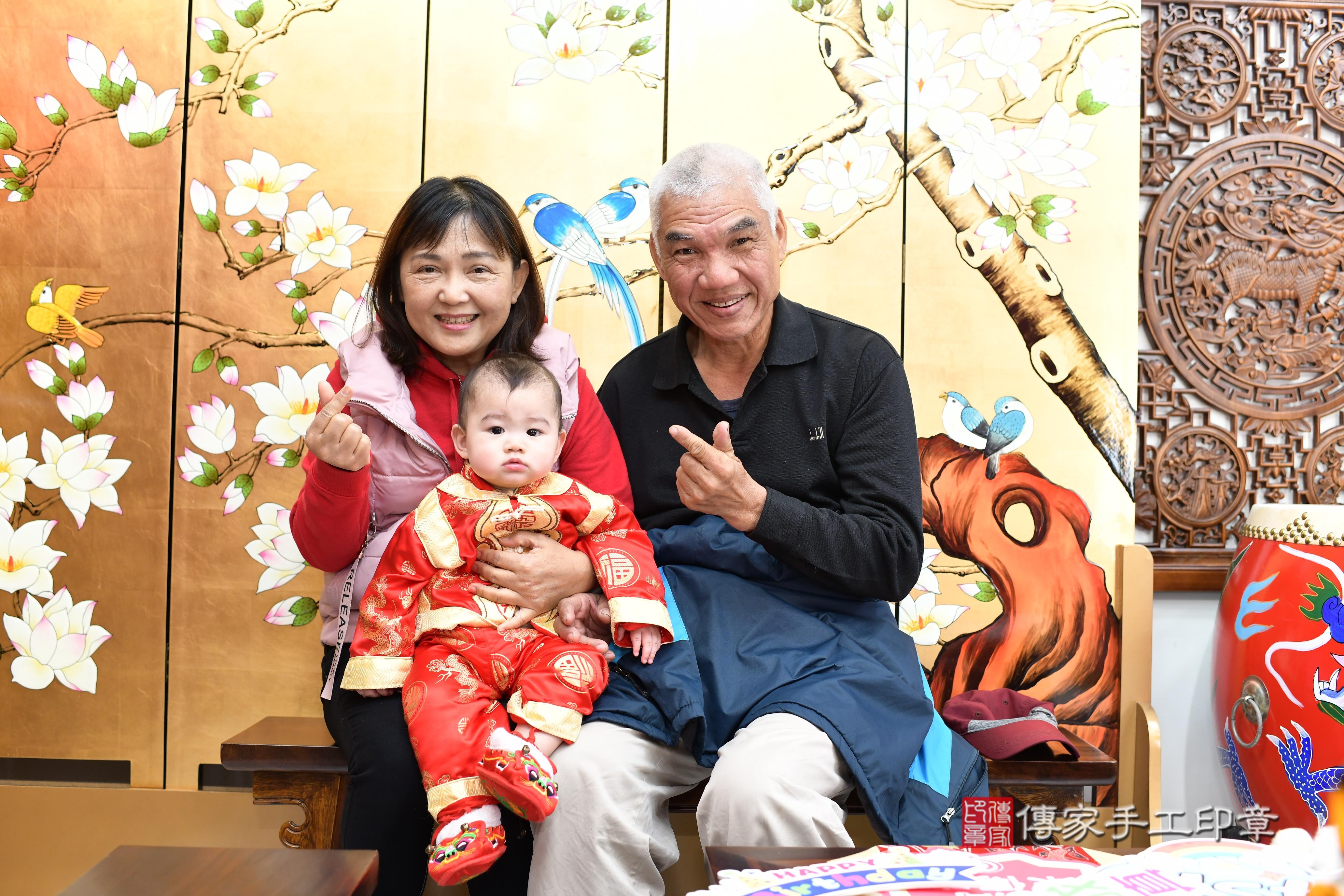 傳家手工印章台南店、抓周、度脺、中國風會場、傳家嬰兒古禮、吉祥話、抓周道具物品24種、拍照。抓周證書。寶寶抓周、滿周歲、生日快樂、祝福