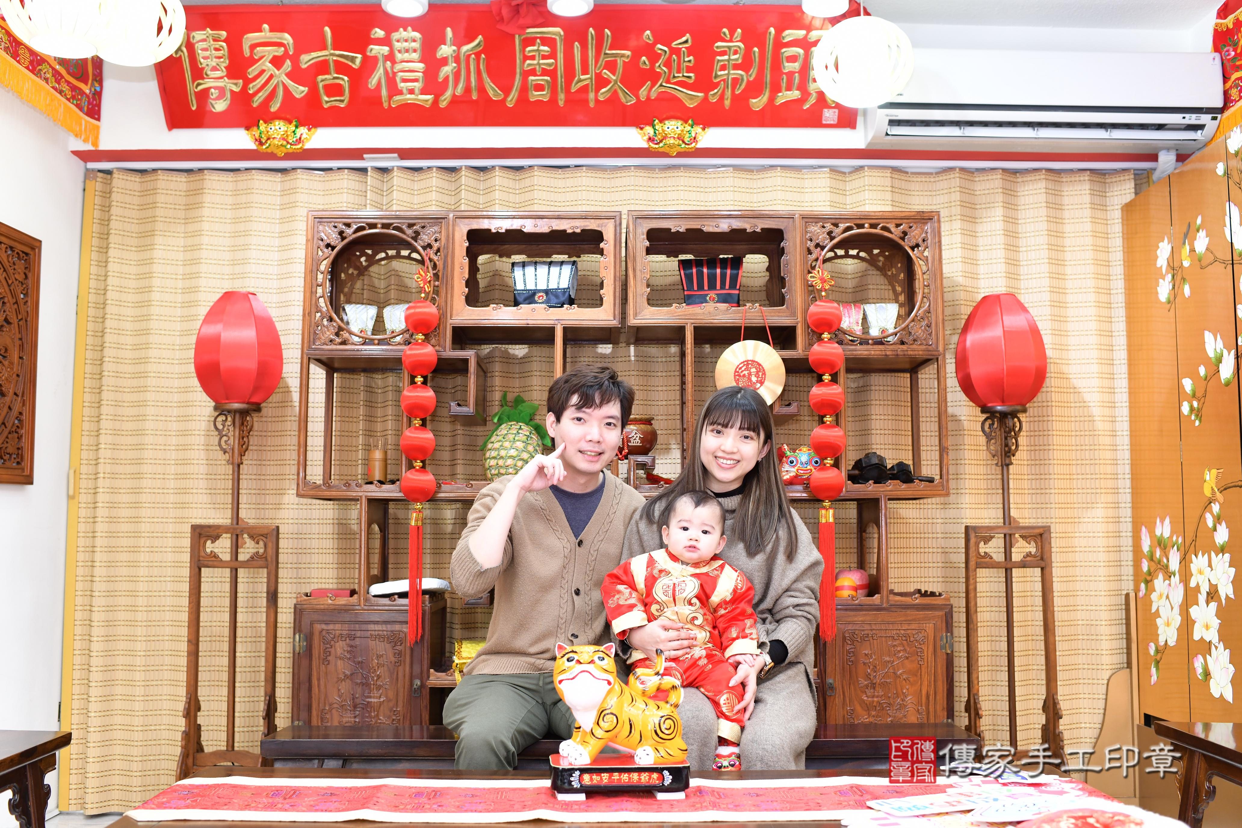 傳家手工印章台南店、抓周、度脺、中國風會場、傳家嬰兒古禮、吉祥話、抓周道具物品24種、拍照。抓周證書。寶寶抓周、滿周歲、生日快樂、祝福