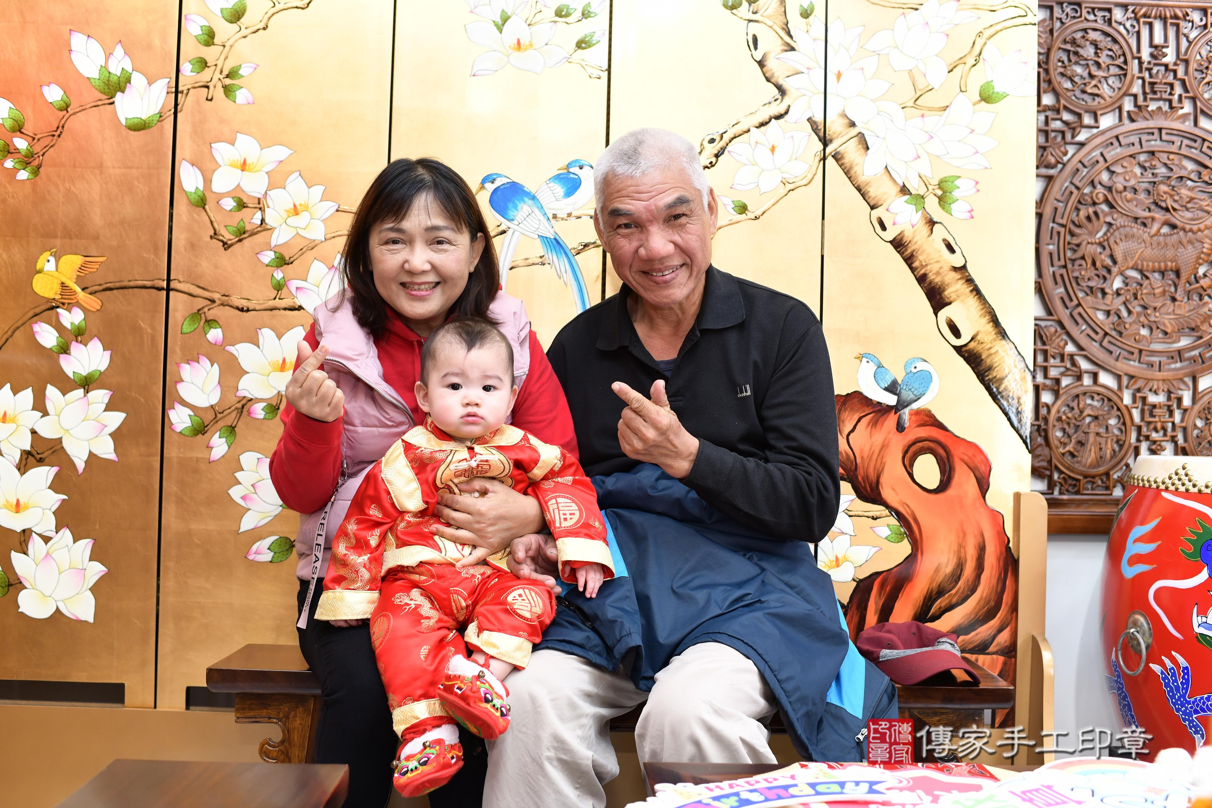傳家手工印章台南店、抓周、度脺、中國風會場、傳家嬰兒古禮、吉祥話、抓周道具物品24種、拍照。抓周證書。寶寶抓周、滿周歲、生日快樂、祝福