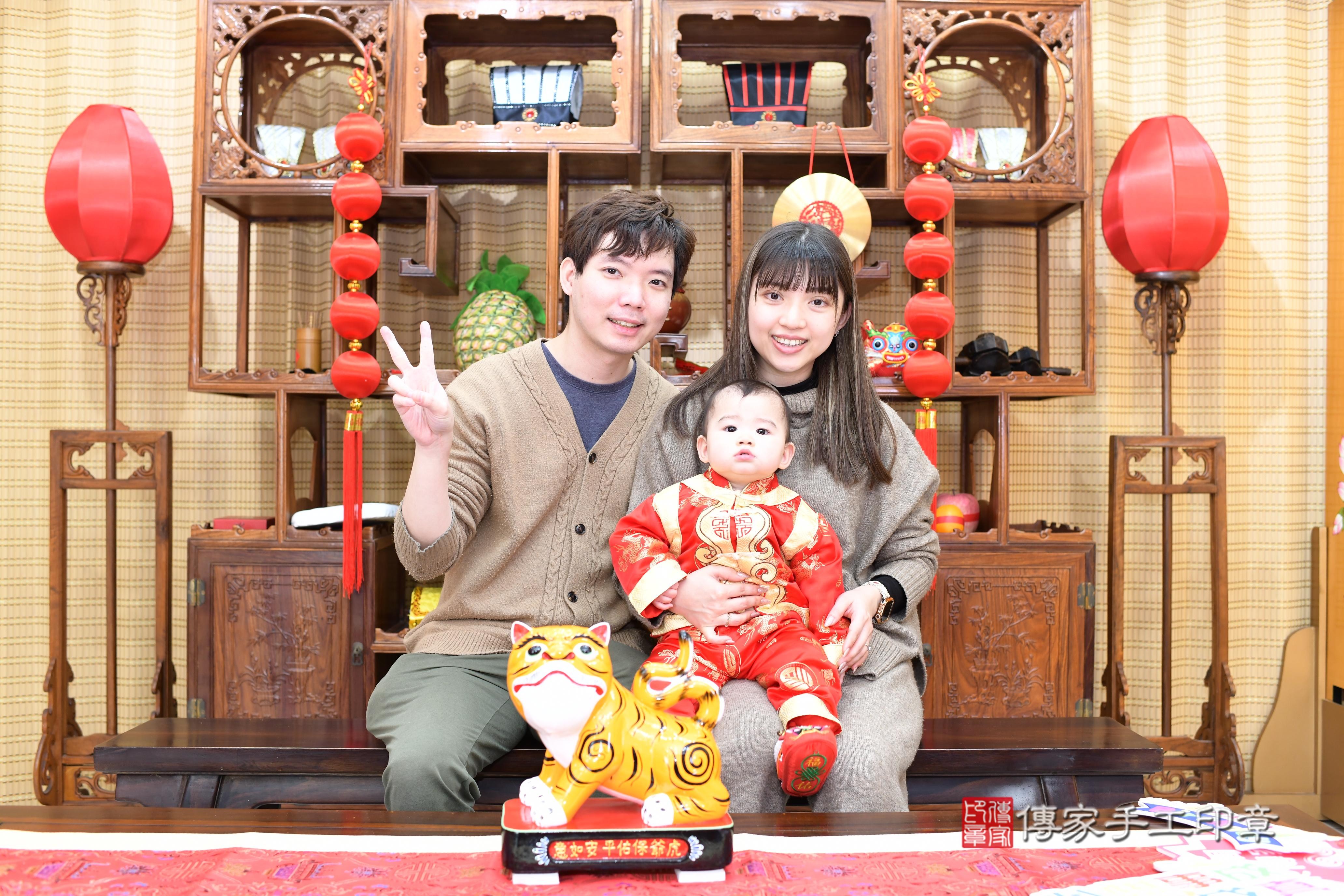 傳家手工印章台南店、抓周、度脺、中國風會場、傳家嬰兒古禮、吉祥話、抓周道具物品24種、拍照。抓周證書。寶寶抓周、滿周歲、生日快樂、祝福